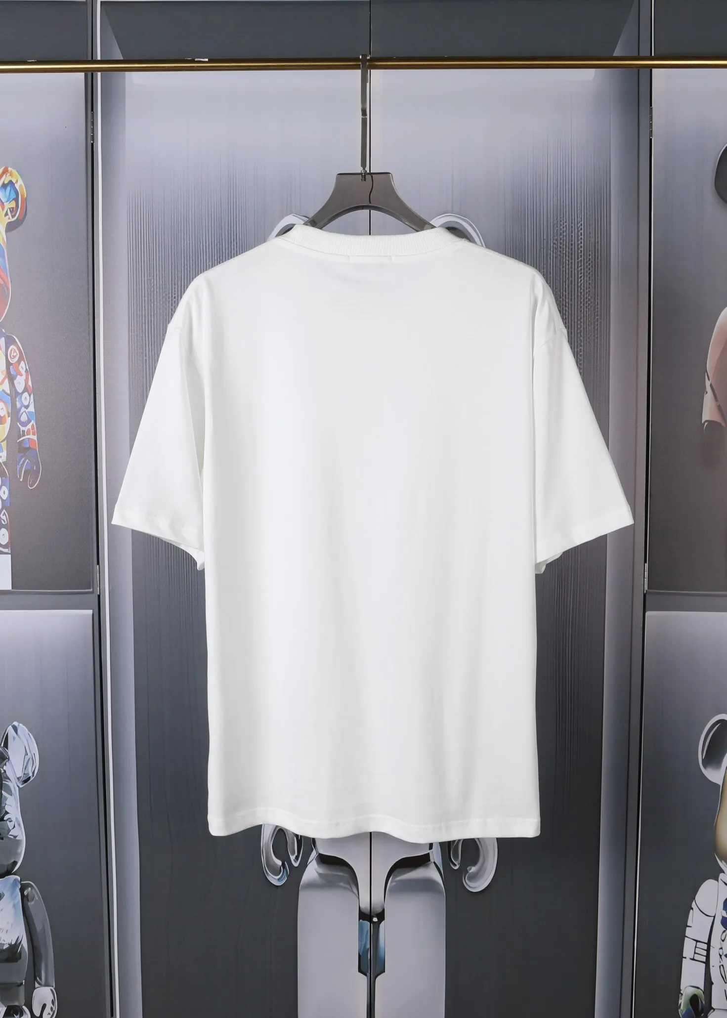 🅿️190 CHANEL Chanel towel embroidered short sleeves. High-end Lg embroidery on the front. English letters are embroidered with high-quality toothbrushes to present a clean and general appearance. The fabric is custom dyed. Comfortable and soft. Complete with three labels, full of practicality and high-end. Same style for men and women. It is a practical item that is necessary for daily use. Color Black White Plum Red Size: S M L XL (Style No. E503)