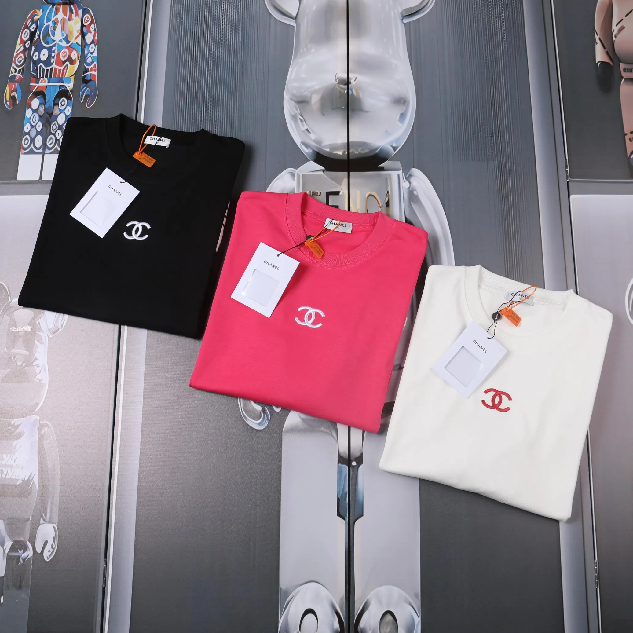 🅿️190 CHANEL Chanel towel embroidered short sleeves. High-end Lg embroidery on the front. English letters are embroidered with high-quality toothbrushes to present a clean and general appearance. The fabric is custom dyed. Comfortable and soft. Complete with three labels, full of practicality and high-end. Same style for men and women. It is a practical item that is necessary for daily use. Color Black White Plum Red Size: S M L XL (Style No. E503)