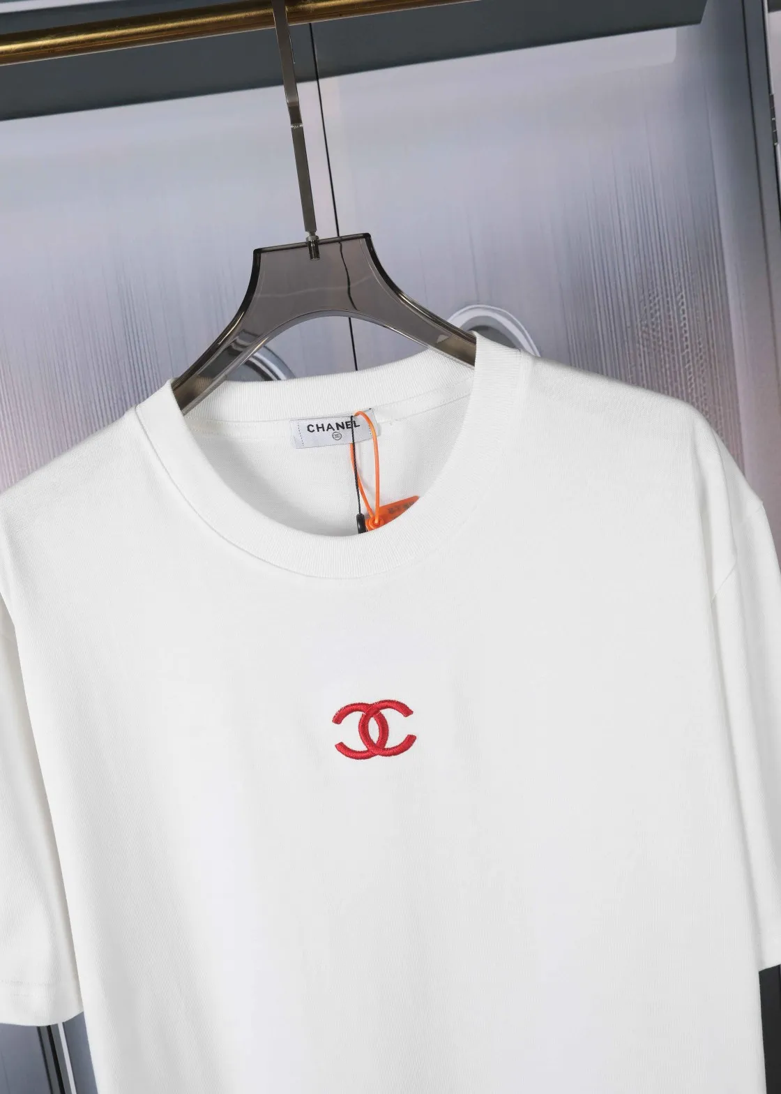 🅿️190 CHANEL Chanel towel embroidered short sleeves. High-end Lg embroidery on the front. English letters are embroidered with high-quality toothbrushes to present a clean and general appearance. The fabric is custom dyed. Comfortable and soft. Complete with three labels, full of practicality and high-end. Same style for men and women. It is a practical item that is necessary for daily use. Color Black White Plum Red Size: S M L XL (Style No. E503)
