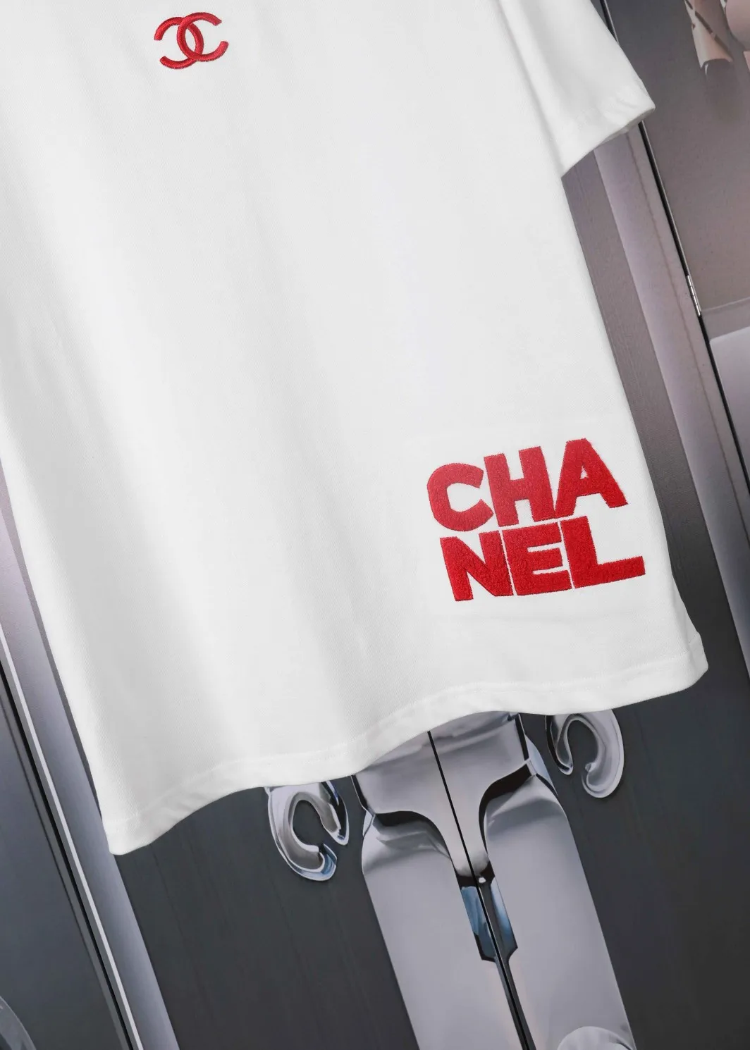 🅿️190 CHANEL Chanel towel embroidered short sleeves. High-end Lg embroidery on the front. English letters are embroidered with high-quality toothbrushes to present a clean and general appearance. The fabric is custom dyed. Comfortable and soft. Complete with three labels, full of practicality and high-end. Same style for men and women. It is a practical item that is necessary for daily use. Color Black White Plum Red Size: S M L XL (Style No. E503)