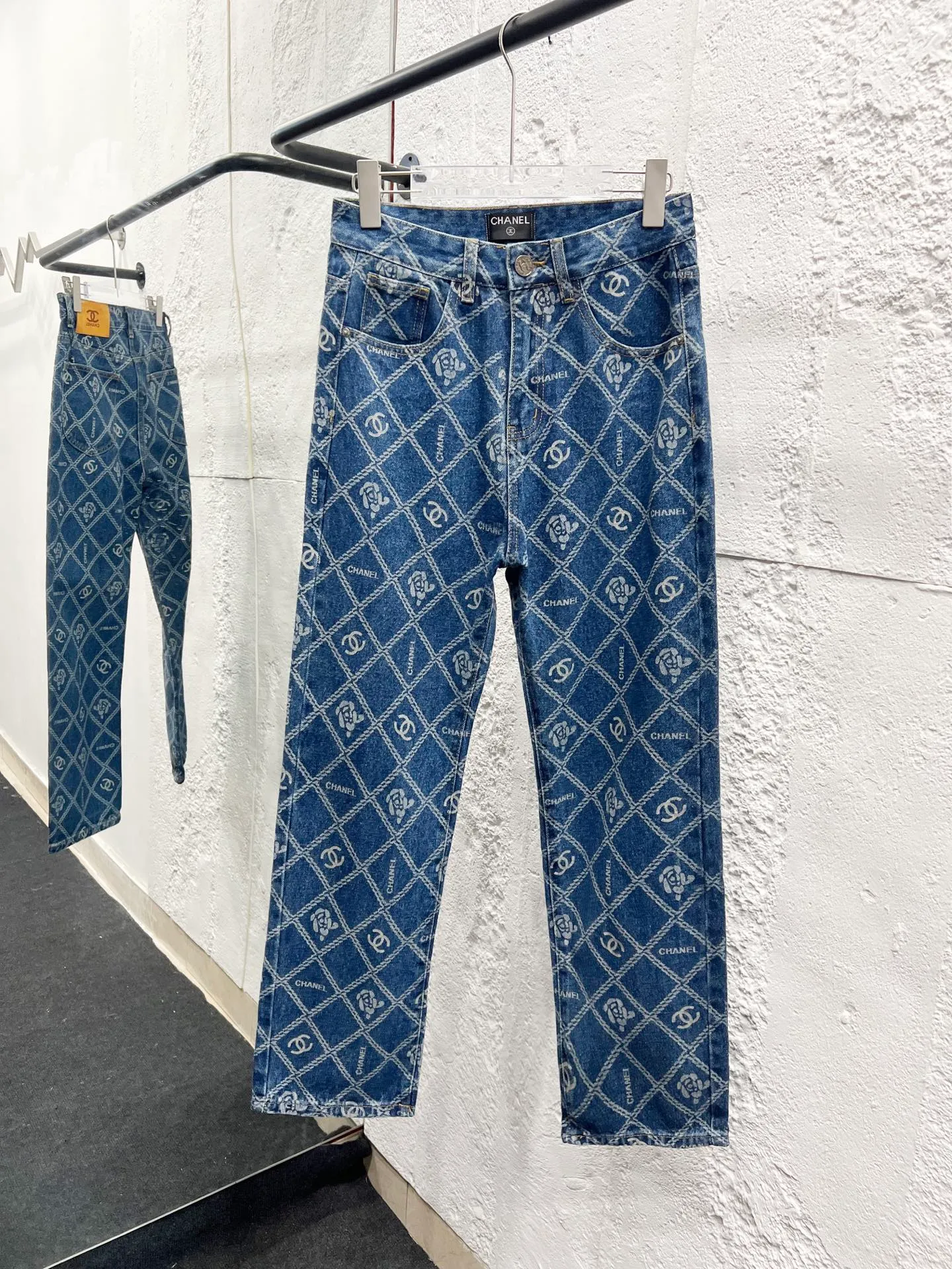 🅿️260 Style number: 899 CHANEL & Chanel CH classic cross-chain camellia logo jeans ⚠Original purchase and development version technology to produce a higher version. Made of washed denim fabric. Special washing process. Tie-dye step. Washed many times to make the denim evenly distressed. The distressing process is flawless. The process is very cumbersome. Each paving material has the brand logo. Three labels are complete. Color: blue Size: M L Xl XXL