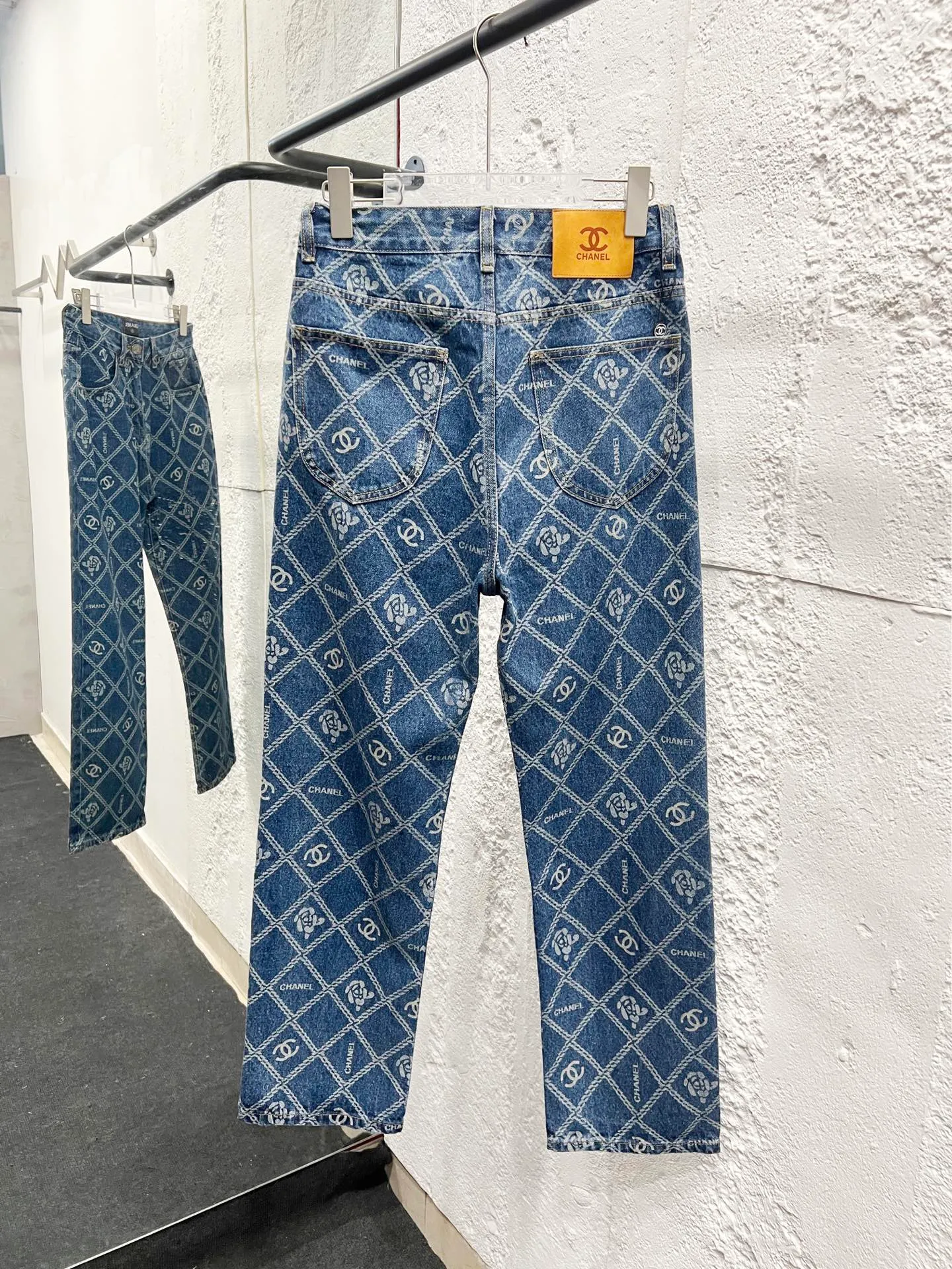 🅿️260 Style number: 899 CHANEL & Chanel CH classic cross-chain camellia logo jeans ⚠Original purchase and development version technology to produce a higher version. Made of washed denim fabric. Special washing process. Tie-dye step. Washed many times to make the denim evenly distressed. The distressing process is flawless. The process is very cumbersome. Each paving material has the brand logo. Three labels are complete. Color: blue Size: M L Xl XXL