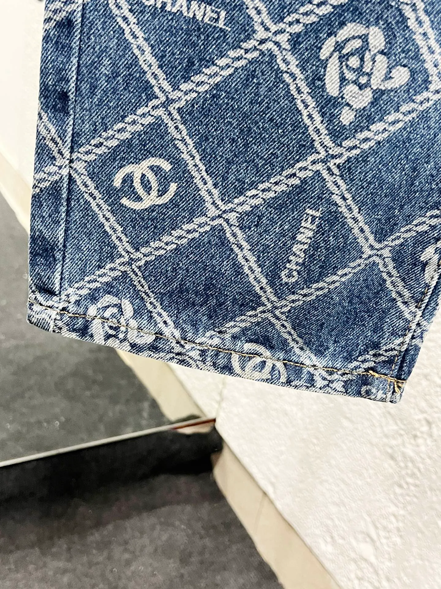 🅿️260 Style number: 899 CHANEL & Chanel CH classic cross-chain camellia logo jeans ⚠Original purchase and development version technology to produce a higher version. Made of washed denim fabric. Special washing process. Tie-dye step. Washed many times to make the denim evenly distressed. The distressing process is flawless. The process is very cumbersome. Each paving material has the brand logo. Three labels are complete. Color: blue Size: M L Xl XXL
