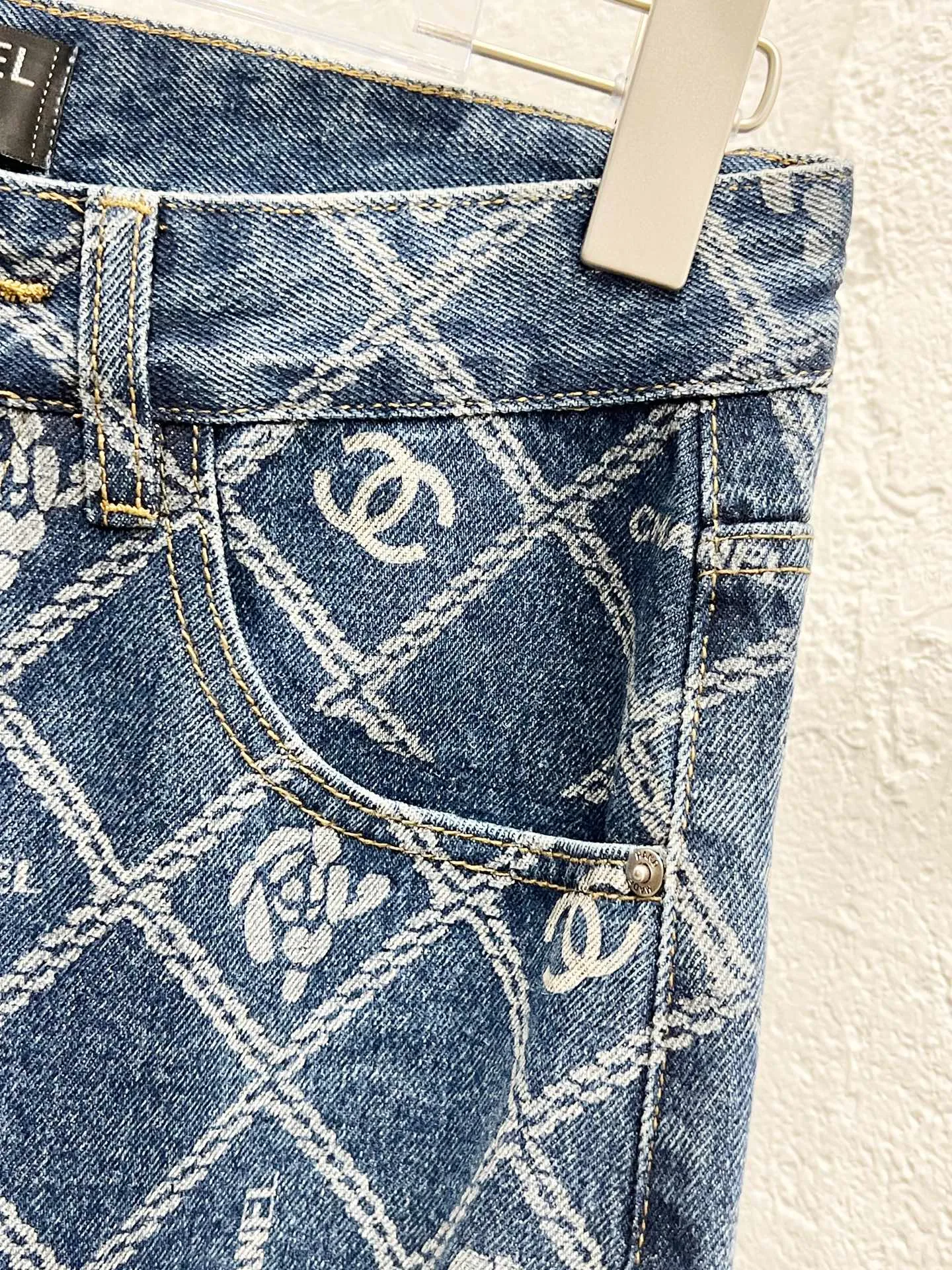 🅿️260 Style number: 899 CHANEL & Chanel CH classic cross-chain camellia logo jeans ⚠Original purchase and development version technology to produce a higher version. Made of washed denim fabric. Special washing process. Tie-dye step. Washed many times to make the denim evenly distressed. The distressing process is flawless. The process is very cumbersome. Each paving material has the brand logo. Three labels are complete. Color: blue Size: M L Xl XXL
