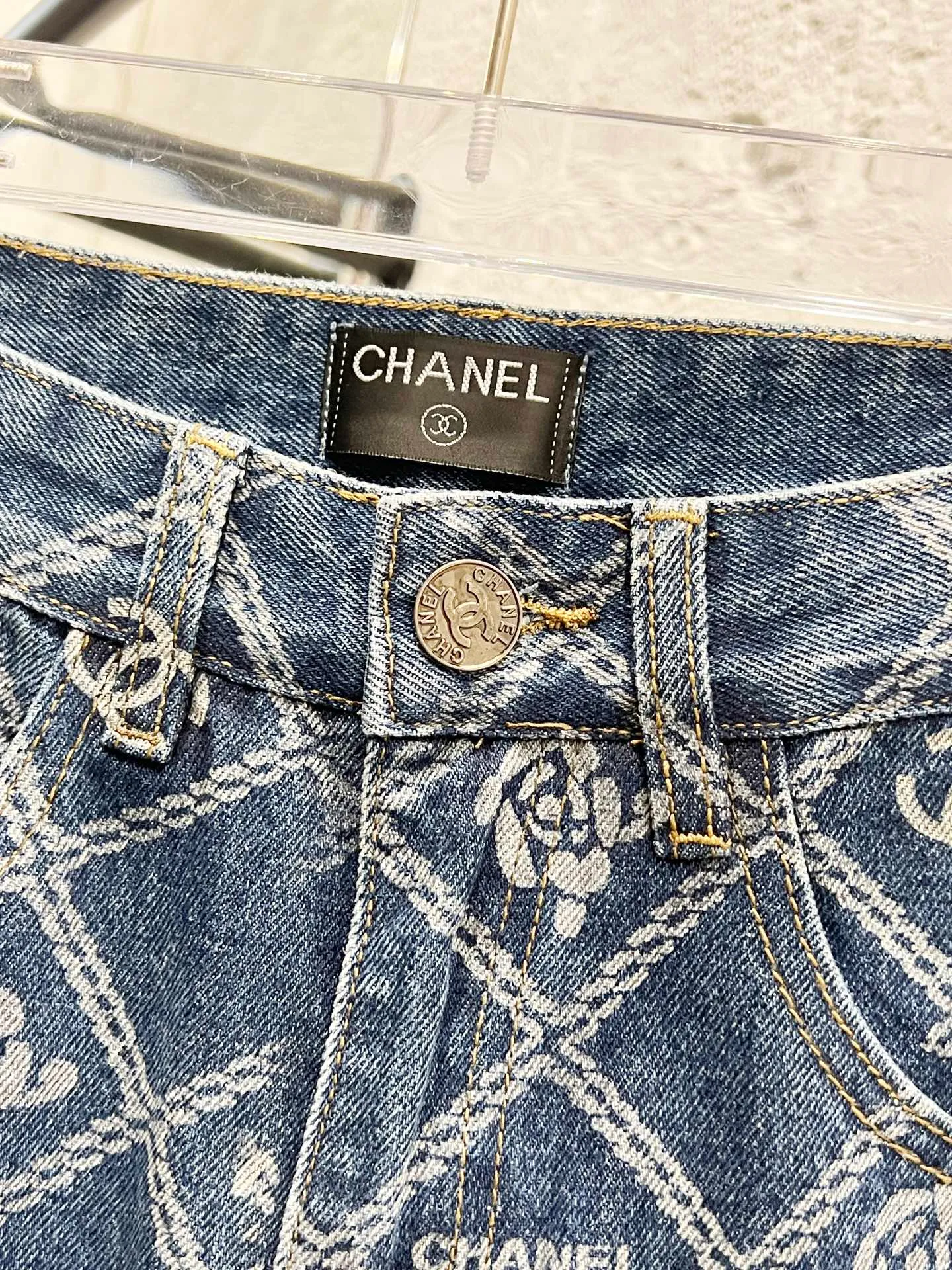 🅿️260 Style number: 899 CHANEL & Chanel CH classic cross-chain camellia logo jeans ⚠Original purchase and development version technology to produce a higher version. Made of washed denim fabric. Special washing process. Tie-dye step. Washed many times to make the denim evenly distressed. The distressing process is flawless. The process is very cumbersome. Each paving material has the brand logo. Three labels are complete. Color: blue Size: M L Xl XXL