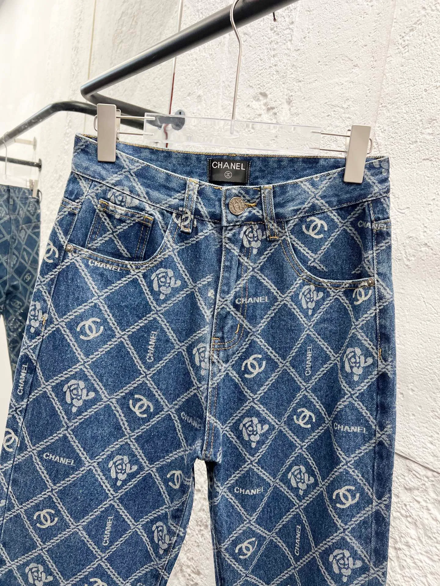 🅿️260 Style number: 899 CHANEL & Chanel CH classic cross-chain camellia logo jeans ⚠Original purchase and development version technology to produce a higher version. Made of washed denim fabric. Special washing process. Tie-dye step. Washed many times to make the denim evenly distressed. The distressing process is flawless. The process is very cumbersome. Each paving material has the brand logo. Three labels are complete. Color: blue Size: M L Xl XXL