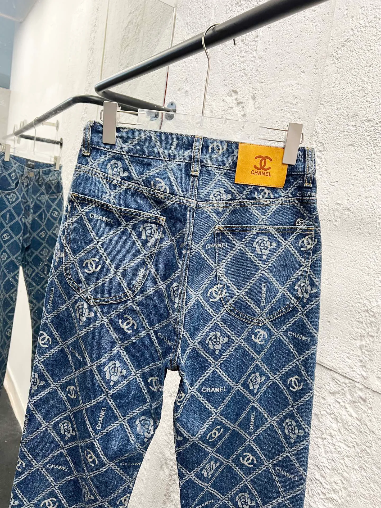 🅿️260 Style number: 899 CHANEL & Chanel CH classic cross-chain camellia logo jeans ⚠Original purchase and development version technology to produce a higher version. Made of washed denim fabric. Special washing process. Tie-dye step. Washed many times to make the denim evenly distressed. The distressing process is flawless. The process is very cumbersome. Each paving material has the brand logo. Three labels are complete. Color: blue Size: M L Xl XXL