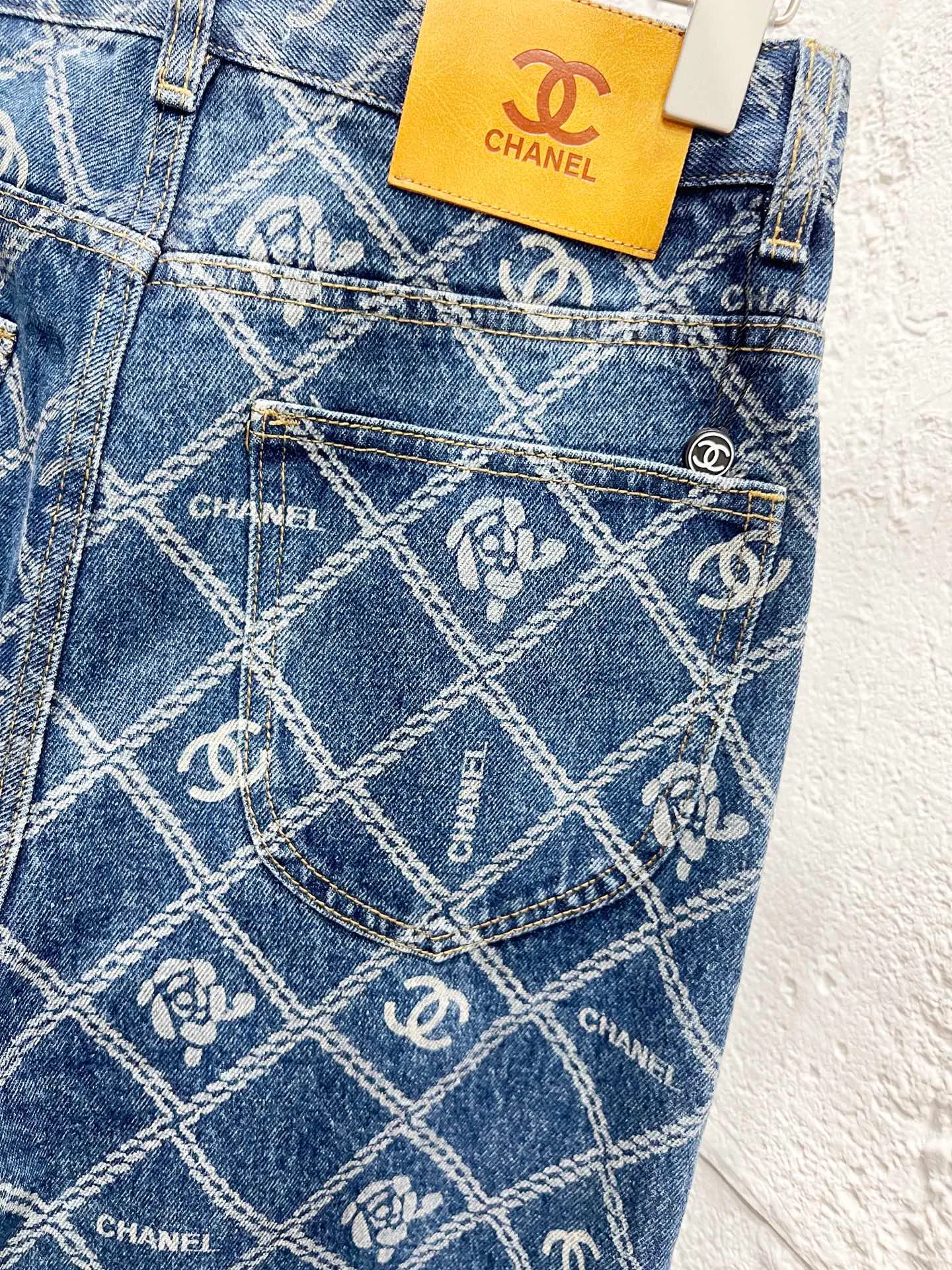 🅿️260 Style number: 899 CHANEL & Chanel CH classic cross-chain camellia logo jeans ⚠Original purchase and development version technology to produce a higher version. Made of washed denim fabric. Special washing process. Tie-dye step. Washed many times to make the denim evenly distressed. The distressing process is flawless. The process is very cumbersome. Each paving material has the brand logo. Three labels are complete. Color: blue Size: M L Xl XXL