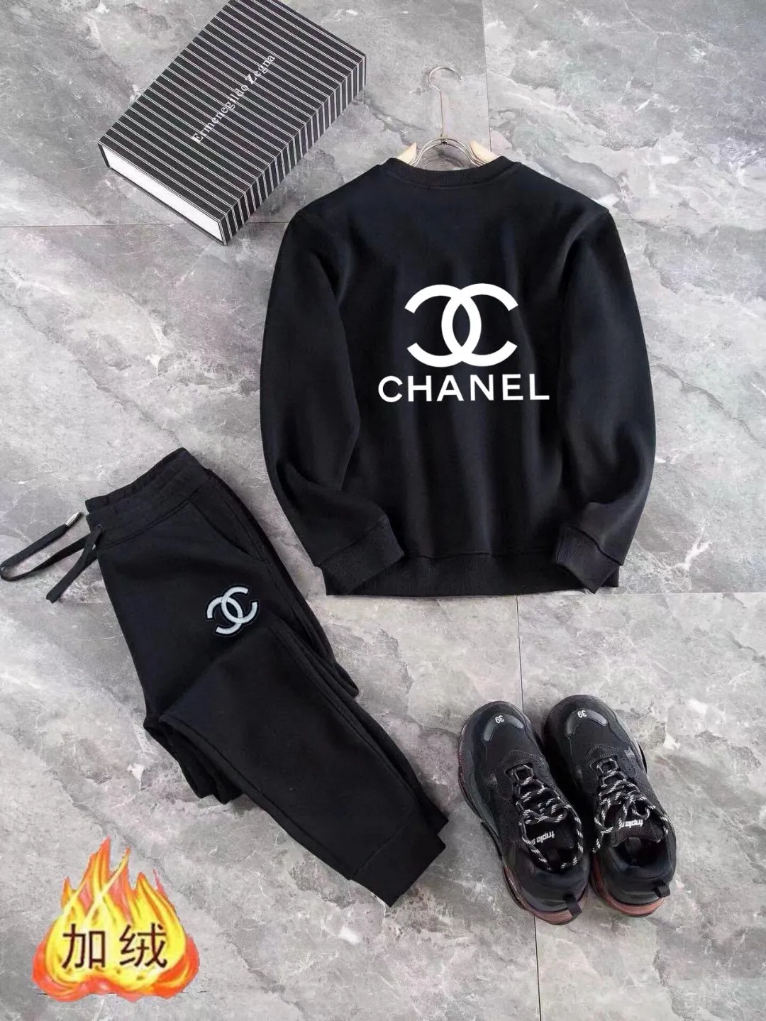 🅿️400 brand [CHANEL Chanel] (velvet and thickened) 2025 autumn and winter new products, celebrities' favorite fashion-flavored casual suits, clean and neat tailoring, full of urban style. Made of high-quality customized fabrics, the inner warmth is excellent, the hand feels soft and dry, and the upper body effect is crisp and stylish. The three-dimensional cutting process and the pattern are all of high standards, and the silhouette version has the right benefits! It is not tight at all, and you feel good when you put it on. So many top-quality raw materials create high-end products with unparalleled value. It is the first choice for high-end fashion people. (Size: M-4XL can wear up to 200 pounds)