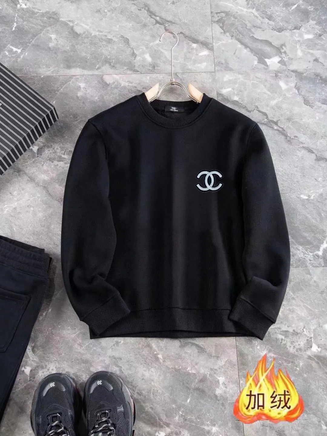 🅿️400 brand [CHANEL Chanel] (velvet and thickened) 2025 autumn and winter new products, celebrities' favorite fashion-flavored casual suits, clean and neat tailoring, full of urban style. Made of high-quality customized fabrics, the inner warmth is excellent, the hand feels soft and dry, and the upper body effect is crisp and stylish. The three-dimensional cutting process and the pattern are all of high standards, and the silhouette version has the right benefits! It is not tight at all, and you feel good when you put it on. So many top-quality raw materials create high-end products with unparalleled value. It is the first choice for high-end fashion people. (Size: M-4XL can wear up to 200 pounds)