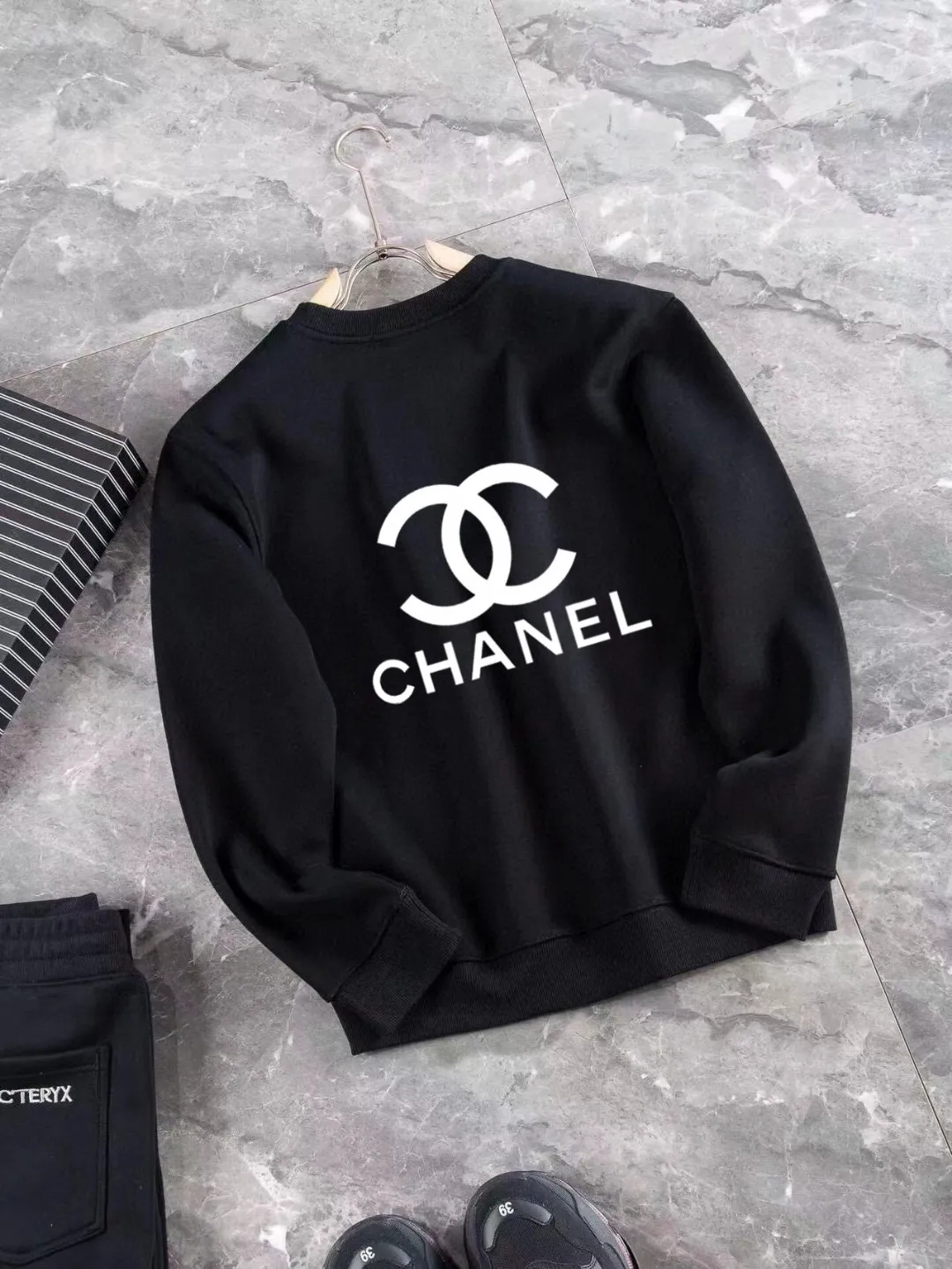 🅿️400 brand [CHANEL Chanel] (velvet and thickened) 2025 autumn and winter new products, celebrities' favorite fashion-flavored casual suits, clean and neat tailoring, full of urban style. Made of high-quality customized fabrics, the inner warmth is excellent, the hand feels soft and dry, and the upper body effect is crisp and stylish. The three-dimensional cutting process and the pattern are all of high standards, and the silhouette version has the right benefits! It is not tight at all, and you feel good when you put it on. So many top-quality raw materials create high-end products with unparalleled value. It is the first choice for high-end fashion people. (Size: M-4XL can wear up to 200 pounds)