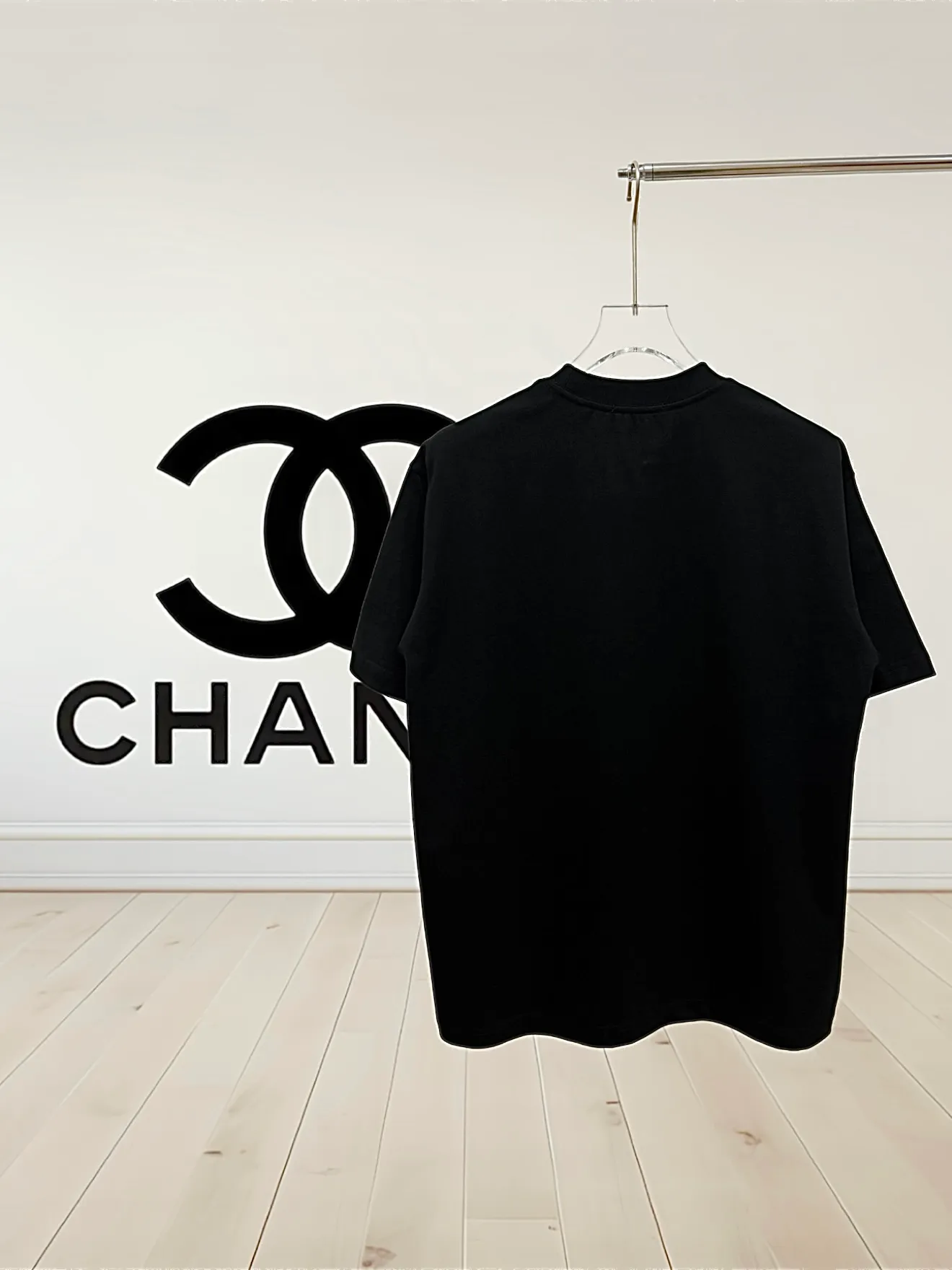 🅿️190 [High Quality] CHANEL 25ss. The Xiaoxiang Logo is made of floating tone embroidery and high-tech embroidery in English to make a round-neck short-sleeved T-shirt with a personalized street design style. The fabric is made of 32 counts of 280g fine cotton double yarn fabric. Original fabric. Official same style. Customized vat-dyed fabric. Very comfortable to touch. Latest brick cabinet synchronization for spring and summer. Fashionable and individual. Super versatile and good-looking. Very suitable for both men and women. Must-have style. Tag. Collar label. Washed wheat. Complete with three labels. Color: black, white. Size: S~XL