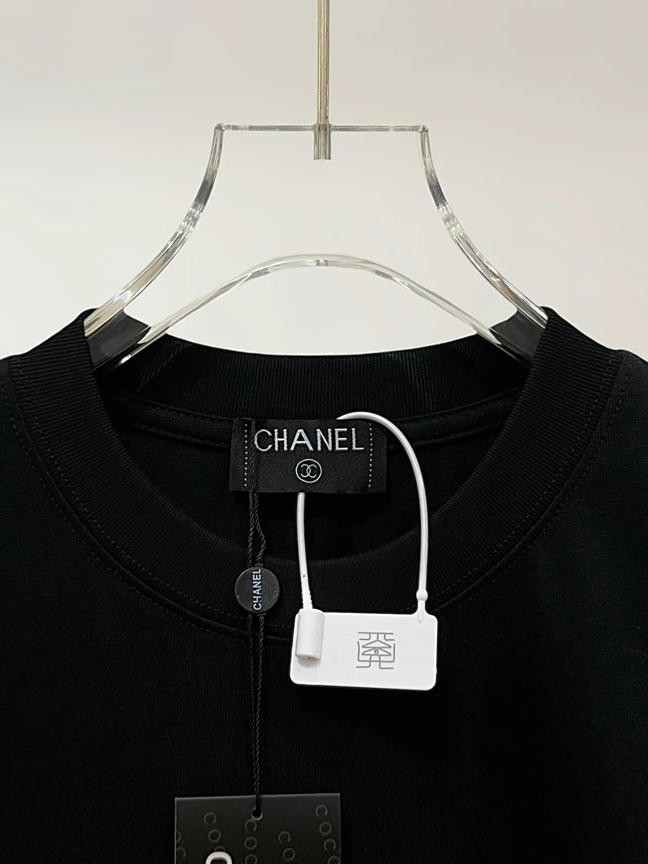 🅿️190 [High Quality] CHANEL 25ss. The Xiaoxiang Logo is made of floating tone embroidery and high-tech embroidery in English to make a round-neck short-sleeved T-shirt with a personalized street design style. The fabric is made of 32 counts of 280g fine cotton double yarn fabric. Original fabric. Official same style. Customized vat-dyed fabric. Very comfortable to touch. Latest brick cabinet synchronization for spring and summer. Fashionable and individual. Super versatile and good-looking. Very suitable for both men and women. Must-have style. Tag. Collar label. Washed wheat. Complete with three labels. Color: black, white. Size: S~XL