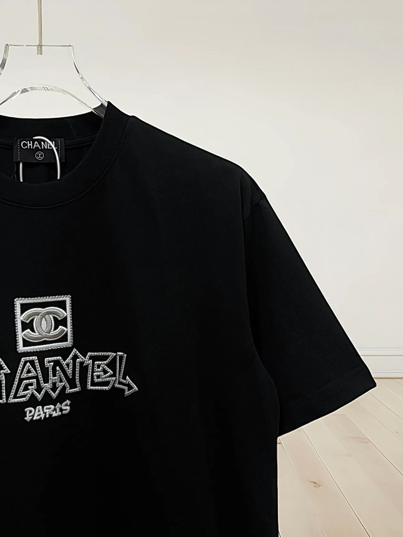 🅿️190 [High Quality] CHANEL 25ss. The Xiaoxiang Logo is made of floating tone embroidery and high-tech embroidery in English to make a round-neck short-sleeved T-shirt with a personalized street design style. The fabric is made of 32 counts of 280g fine cotton double yarn fabric. Original fabric. Official same style. Customized vat-dyed fabric. Very comfortable to touch. Latest brick cabinet synchronization for spring and summer. Fashionable and individual. Super versatile and good-looking. Very suitable for both men and women. Must-have style. Tag. Collar label. Washed wheat. Complete with three labels. Color: black, white. Size: S~XL