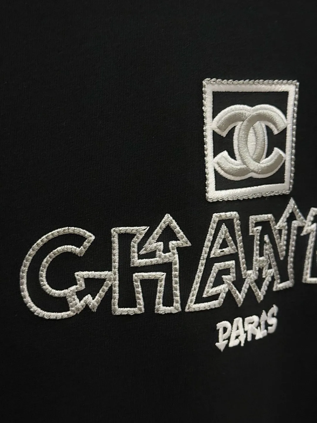 🅿️190 [High Quality] CHANEL 25ss. The Xiaoxiang Logo is made of floating tone embroidery and high-tech embroidery in English to make a round-neck short-sleeved T-shirt with a personalized street design style. The fabric is made of 32 counts of 280g fine cotton double yarn fabric. Original fabric. Official same style. Customized vat-dyed fabric. Very comfortable to touch. Latest brick cabinet synchronization for spring and summer. Fashionable and individual. Super versatile and good-looking. Very suitable for both men and women. Must-have style. Tag. Collar label. Washed wheat. Complete with three labels. Color: black, white. Size: S~XL