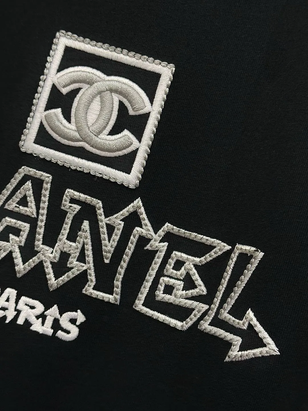 🅿️190 [High Quality] CHANEL 25ss. The Xiaoxiang Logo is made of floating tone embroidery and high-tech embroidery in English to make a round-neck short-sleeved T-shirt with a personalized street design style. The fabric is made of 32 counts of 280g fine cotton double yarn fabric. Original fabric. Official same style. Customized vat-dyed fabric. Very comfortable to touch. Latest brick cabinet synchronization for spring and summer. Fashionable and individual. Super versatile and good-looking. Very suitable for both men and women. Must-have style. Tag. Collar label. Washed wheat. Complete with three labels. Color: black, white. Size: S~XL