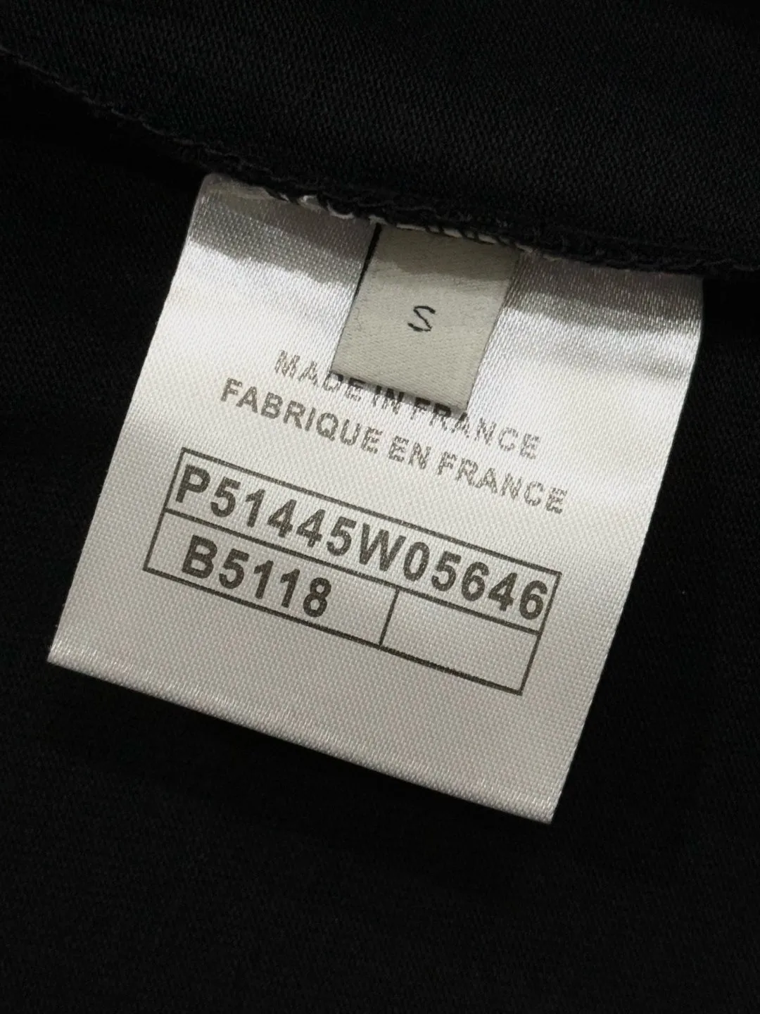 🅿️190 [High Quality] CHANEL 25ss. The Xiaoxiang Logo is made of floating tone embroidery and high-tech embroidery in English to make a round-neck short-sleeved T-shirt with a personalized street design style. The fabric is made of 32 counts of 280g fine cotton double yarn fabric. Original fabric. Official same style. Customized vat-dyed fabric. Very comfortable to touch. Latest brick cabinet synchronization for spring and summer. Fashionable and individual. Super versatile and good-looking. Very suitable for both men and women. Must-have style. Tag. Collar label. Washed wheat. Complete with three labels. Color: black, white. Size: S~XL