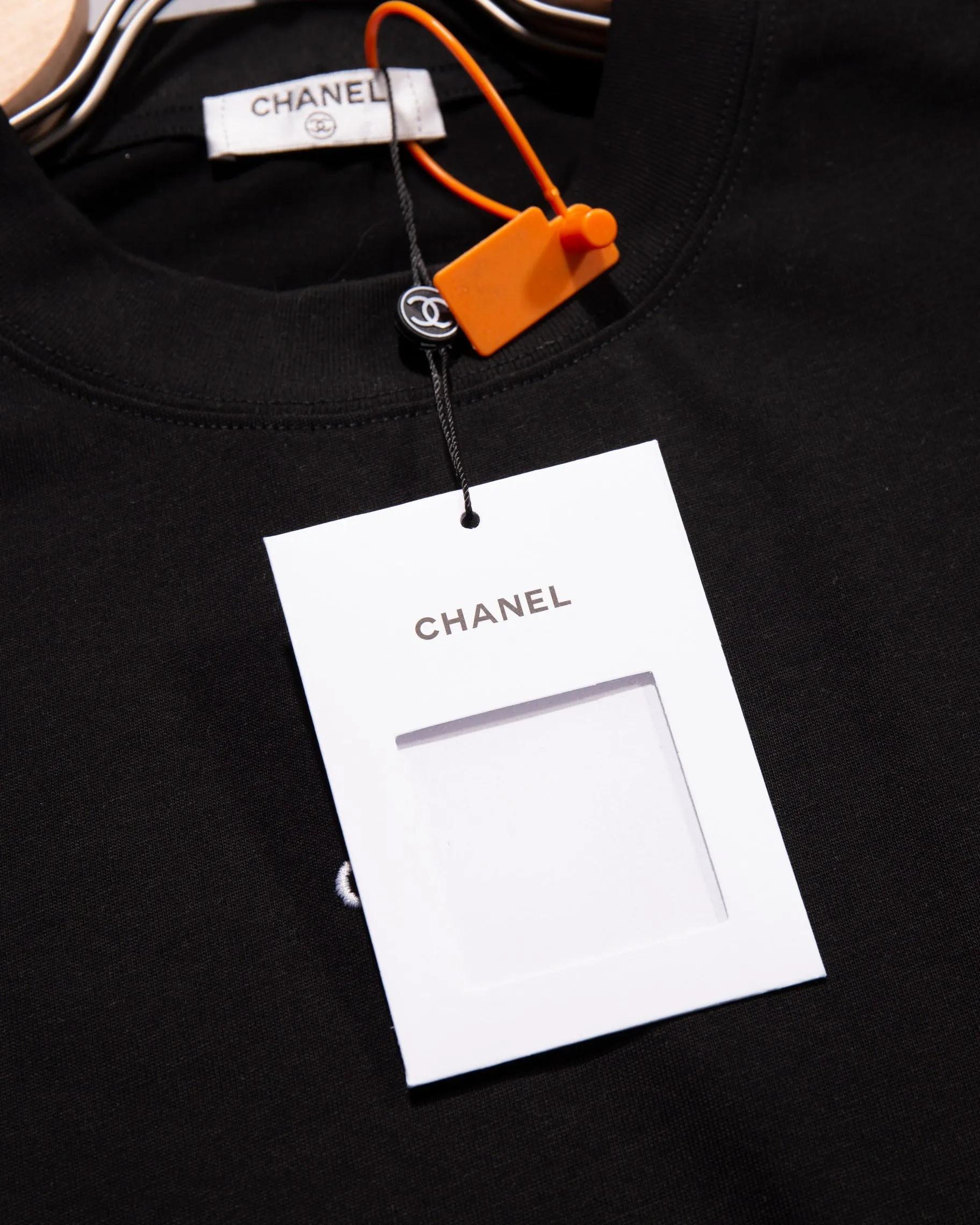 🅿️200 CHANEL Chanel round neck short-sleeved T-shirt embroidered 🪡 small label LOGO official synchronization 1:1 original mold opening fashion personality versatile trend pure original quality original washed fabrics hang tag collar label washed wheat three labels complete Color: Black. White. Size: S M L XL