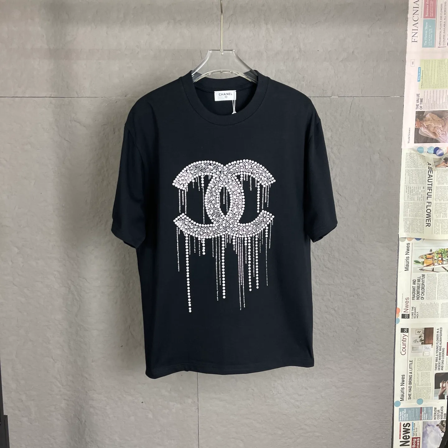 🅿️170 /C10 Chanel 25ss 300g hot diamond weight early spring new letter logo short sleeves light luxury essential item for daily commuting for men and women. Correct version welcome to compare detailed features 100% cotton double yarn jersey fabric ·Special thickened 32 pieces of double-strand 1x1 thread in the same vat ·Three-dimensional film foam tape hot stamping ·Double-needle stitching and cross-stitching technology ·Original main mark, washed tag, brand moisture-proof paper packaging Color: black white rose red Size: S-XL