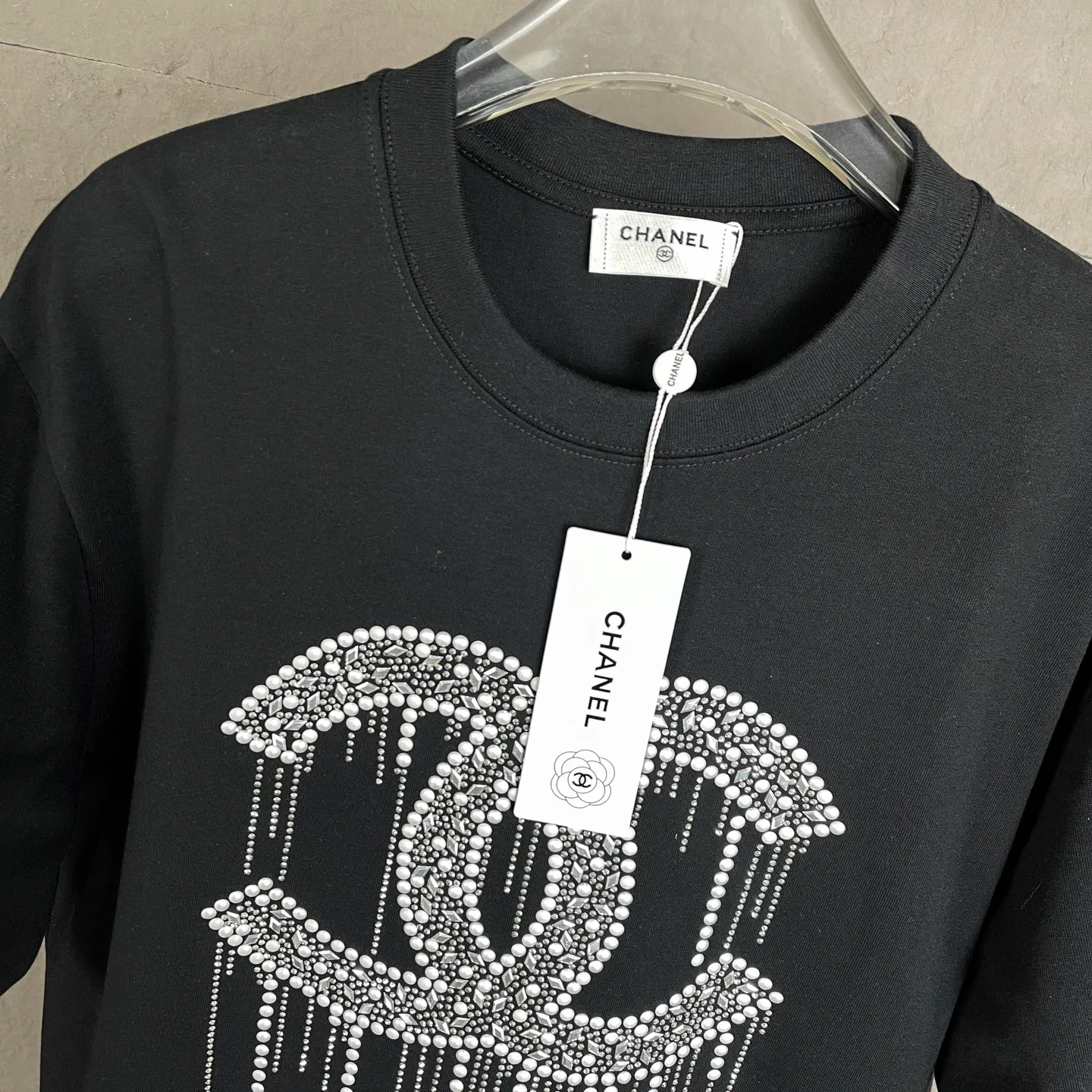 🅿️170 /C10 Chanel 25ss 300g hot diamond weight early spring new letter logo short sleeves light luxury essential item for daily commuting for men and women. Correct version welcome to compare detailed features 100% cotton double yarn jersey fabric ·Special thickened 32 pieces of double-strand 1x1 thread in the same vat ·Three-dimensional film foam tape hot stamping ·Double-needle stitching and cross-stitching technology ·Original main mark, washed tag, brand moisture-proof paper packaging Color: black white rose red Size: S-XL