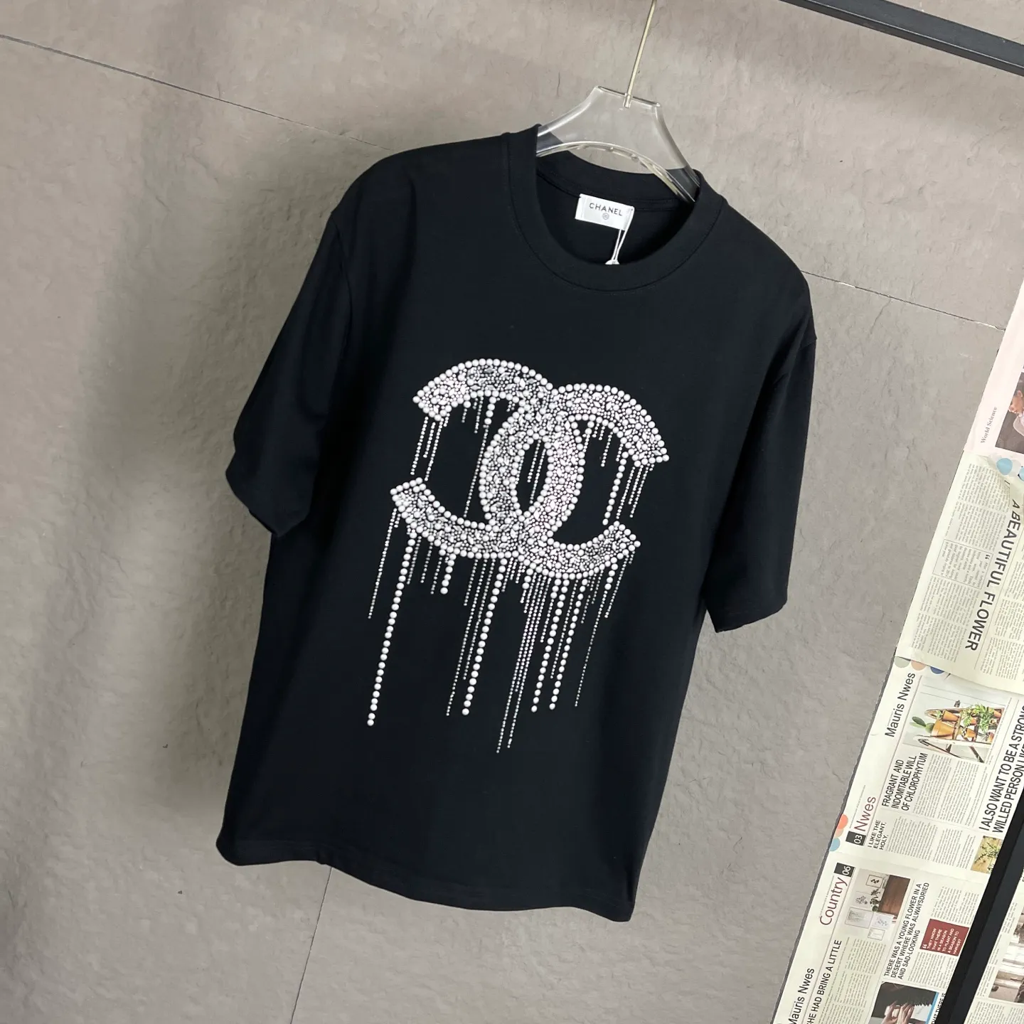 🅿️170 /C10 Chanel 25ss 300g hot diamond weight early spring new letter logo short sleeves light luxury essential item for daily commuting for men and women. Correct version welcome to compare detailed features 100% cotton double yarn jersey fabric ·Special thickened 32 pieces of double-strand 1x1 thread in the same vat ·Three-dimensional film foam tape hot stamping ·Double-needle stitching and cross-stitching technology ·Original main mark, washed tag, brand moisture-proof paper packaging Color: black white rose red Size: S-XL