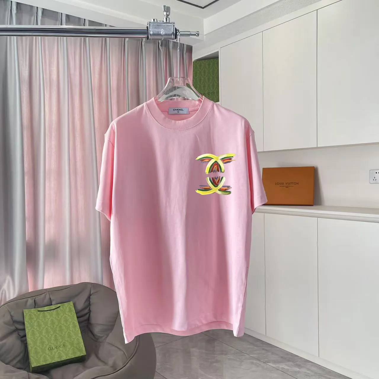 🅿️180 CHANEL 2025 spring and summer new style Double C letter logo printing short-sleeved T-shirt Customized fabric 300g Same style for men and women Size: S M L XL XXL five codes Color: black white pink rose red