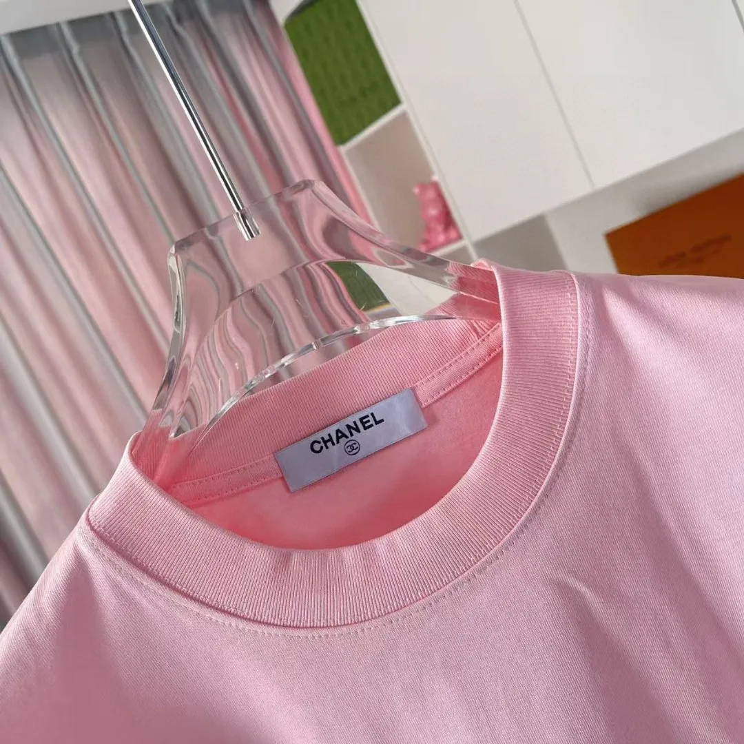 🅿️180 CHANEL 2025 spring and summer new style Double C letter logo printing short-sleeved T-shirt Customized fabric 300g Same style for men and women Size: S M L XL XXL five codes Color: black white pink rose red