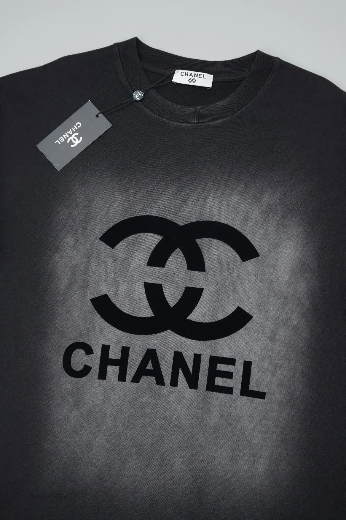 🅿️210 ✨CHA✨🆕25SS spring and summer new style, flocked distressed printed short sleeves, light luxury, essential item for daily commuting for men and women, correct version, welcome to compare, detailed features · 280g 100% pure cotton double yarn jersey fabric · Custom dyed in the same cylinder, special thickened 32 count double strand 1X1 thread · Imported flocking logo. Ready-made garments are dyed. Then do the faded fried snowflake process, then wash with water to make it look old. General washing to improve the effect · Double-needle stitching across seams · Original main mark, washed tag, branded moisture-proof paper packaging Color: Black/ Size: S/M/L/XL
