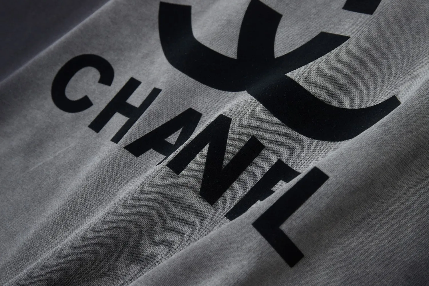 🅿️210 ✨CHA✨🆕25SS spring and summer new style, flocked distressed printed short sleeves, light luxury, essential item for daily commuting for men and women, correct version, welcome to compare, detailed features · 280g 100% pure cotton double yarn jersey fabric · Custom dyed in the same cylinder, special thickened 32 count double strand 1X1 thread · Imported flocking logo. Ready-made garments are dyed. Then do the faded fried snowflake process, then wash with water to make it look old. General washing to improve the effect · Double-needle stitching across seams · Original main mark, washed tag, branded moisture-proof paper packaging Color: Black/ Size: S/M/L/XL