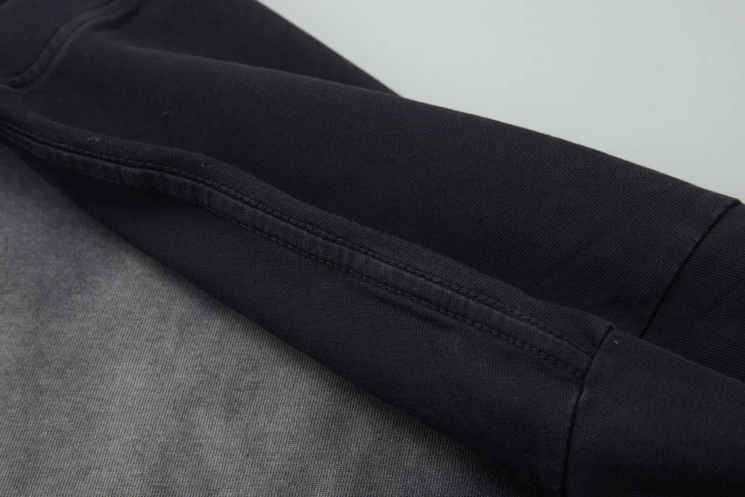 🅿️210 ✨CHA✨🆕25SS spring and summer new style, flocked distressed printed short sleeves, light luxury, essential item for daily commuting for men and women, correct version, welcome to compare, detailed features · 280g 100% pure cotton double yarn jersey fabric · Custom dyed in the same cylinder, special thickened 32 count double strand 1X1 thread · Imported flocking logo. Ready-made garments are dyed. Then do the faded fried snowflake process, then wash with water to make it look old. General washing to improve the effect · Double-needle stitching across seams · Original main mark, washed tag, branded moisture-proof paper packaging Color: Black/ Size: S/M/L/XL