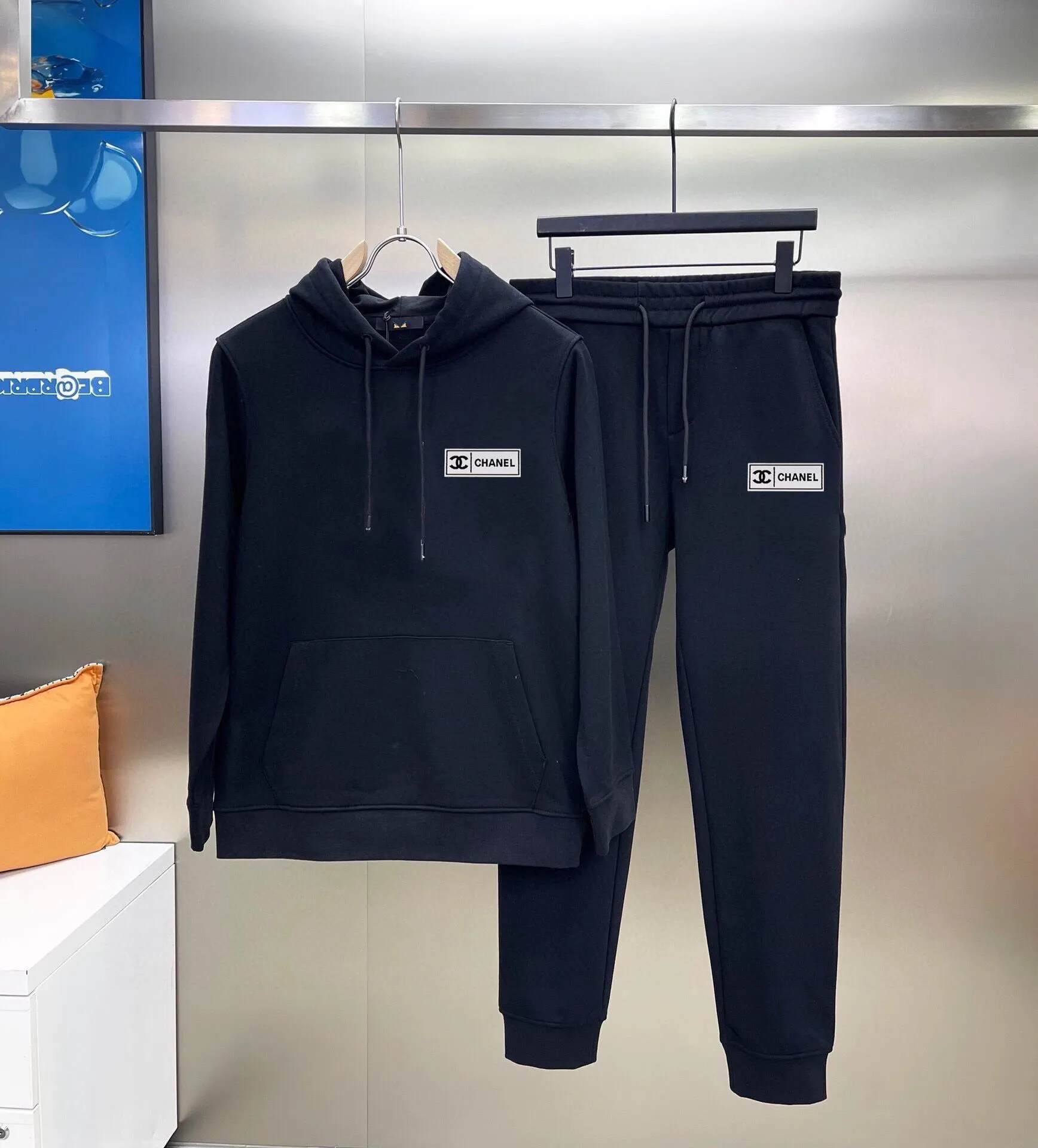 🅿️400 Direct Order [CHANEL Chanel] (Fat People’s Gospel) hot-selling suit is coming. Focus on the original version of the official website. 2025 new hot-selling sweatshirt suit. The original order is the best. 🇭🇰The meticulous work of top designers. Just for a fitting and perfect upper body effect. 100% natural high-quality Roman cotton, close-fitting comfort, noble and elegant! Original hardware embodies elegance and nobility! Counter size: M-5XL (maximum wear up to 220 pounds)