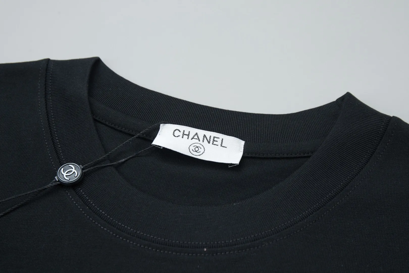 🅿️210 ✨CHA✨🆕25SS spring and summer new style, small fragrant beaded short sleeves, light luxury, essential item for daily commuting for men and women, correct version, welcome to compare, detailed features · 260g 100% pure cotton double yarn jersey fabric · Custom dyed in the same cylinder, special thickened 32 count double-strand 1X1 thread · Laser beaded embroidery + wow glue logo · Double-needle sewing and cross-seam technology · Original main mark, washed tag, brand moisture-proof paper packaging Color: White/Black/ Size: S/M/L/XL