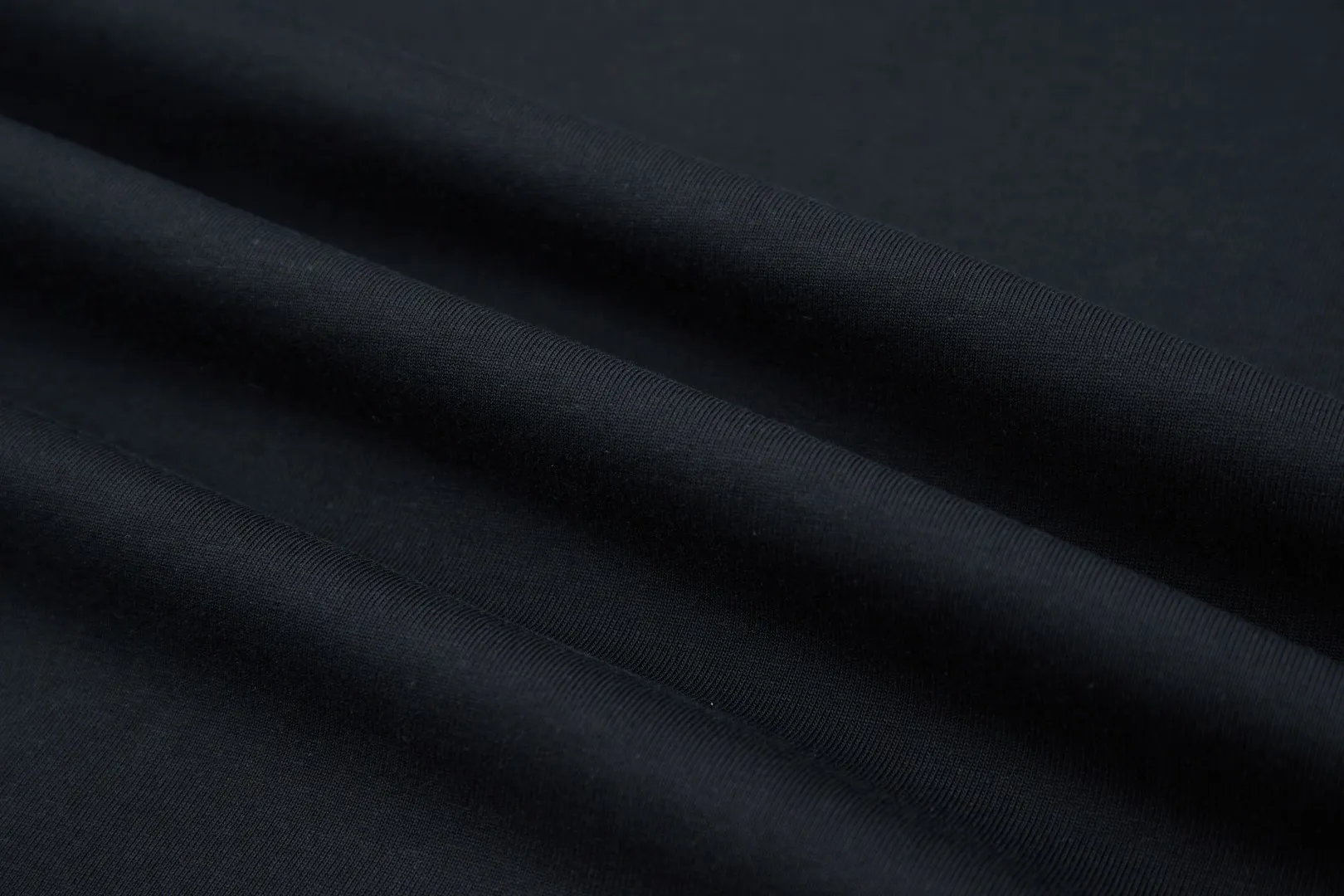 🅿️210 ✨CHA✨🆕25SS spring and summer new style, small fragrant beaded short sleeves, light luxury, essential item for daily commuting for men and women, correct version, welcome to compare, detailed features · 260g 100% pure cotton double yarn jersey fabric · Custom dyed in the same cylinder, special thickened 32 count double-strand 1X1 thread · Laser beaded embroidery + wow glue logo · Double-needle sewing and cross-seam technology · Original main mark, washed tag, brand moisture-proof paper packaging Color: White/Black/ Size: S/M/L/XL