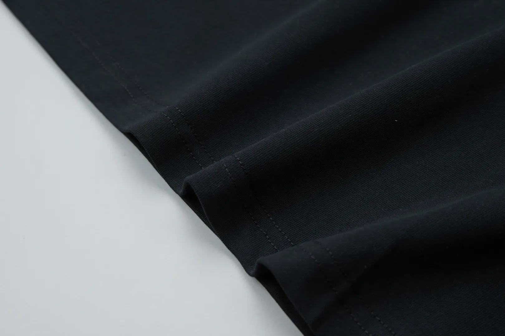 🅿️210 ✨CHA✨🆕25SS spring and summer new style, small fragrant beaded short sleeves, light luxury, essential item for daily commuting for men and women, correct version, welcome to compare, detailed features · 260g 100% pure cotton double yarn jersey fabric · Custom dyed in the same cylinder, special thickened 32 count double-strand 1X1 thread · Laser beaded embroidery + wow glue logo · Double-needle sewing and cross-seam technology · Original main mark, washed tag, brand moisture-proof paper packaging Color: White/Black/ Size: S/M/L/XL