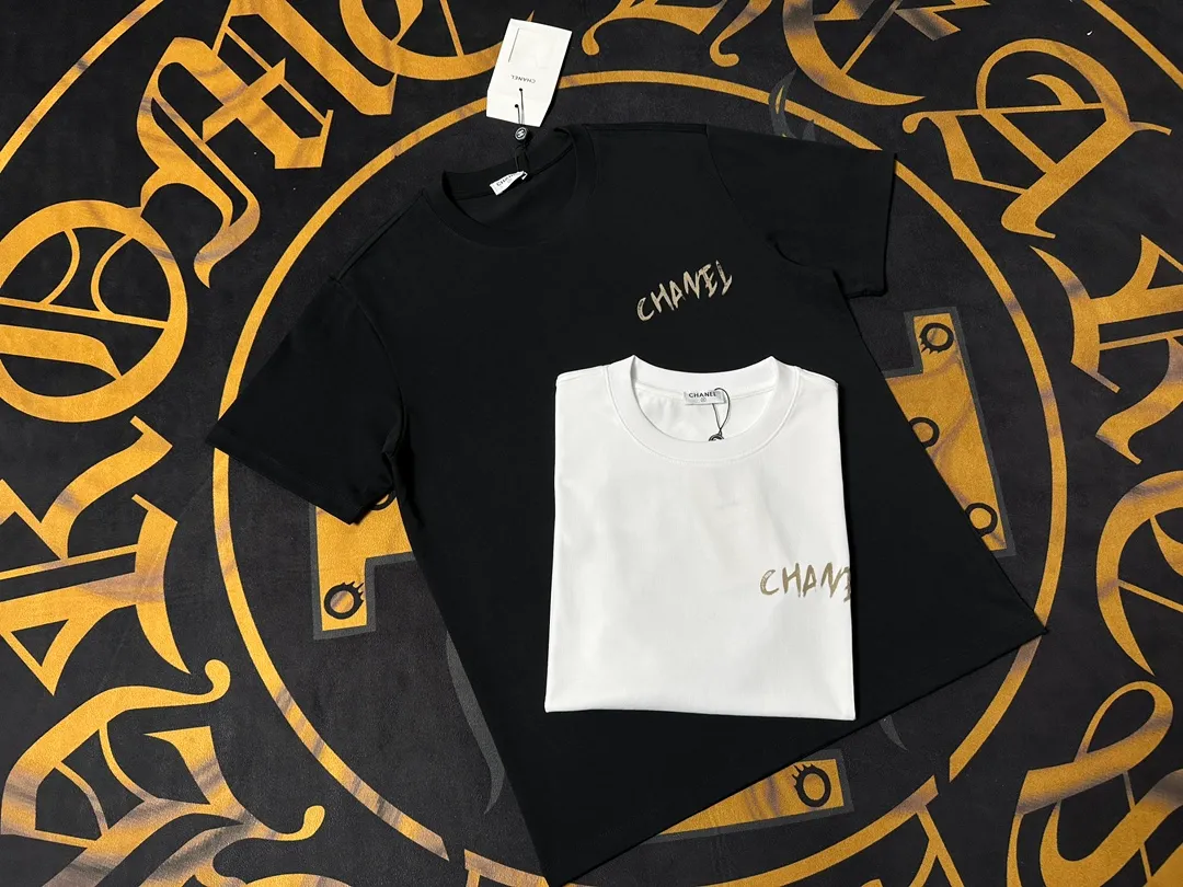 🅿️200 CHANEL LOGO is exquisitely upgraded, inspired by the retro of the 1980s. Original fabric. Official same style. Short-sleeved T-shirt. Customized fabric. Fabric dyed in the same vat. Very comfortable to the touch. Latest brick cabinet synchronization for spring and summer. Fashionable and personalized. Super versatile. Loose fit is very suitable for both men and women. A must-have for everyone. Hang tag. Collar label. Washed wheat. Complete with three labels. Color: black white.