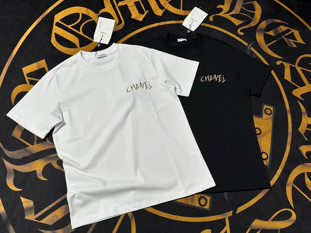 🅿️200 CHANEL LOGO is exquisitely upgraded, inspired by the retro of the 1980s. Original fabric. Official same style. Short-sleeved T-shirt. Customized fabric. Fabric dyed in the same vat. Very comfortable to the touch. Latest brick cabinet synchronization for spring and summer. Fashionable and personalized. Super versatile. Loose fit is very suitable for both men and women. A must-have for everyone. Hang tag. Collar label. Washed wheat. Complete with three labels. Color: black white.