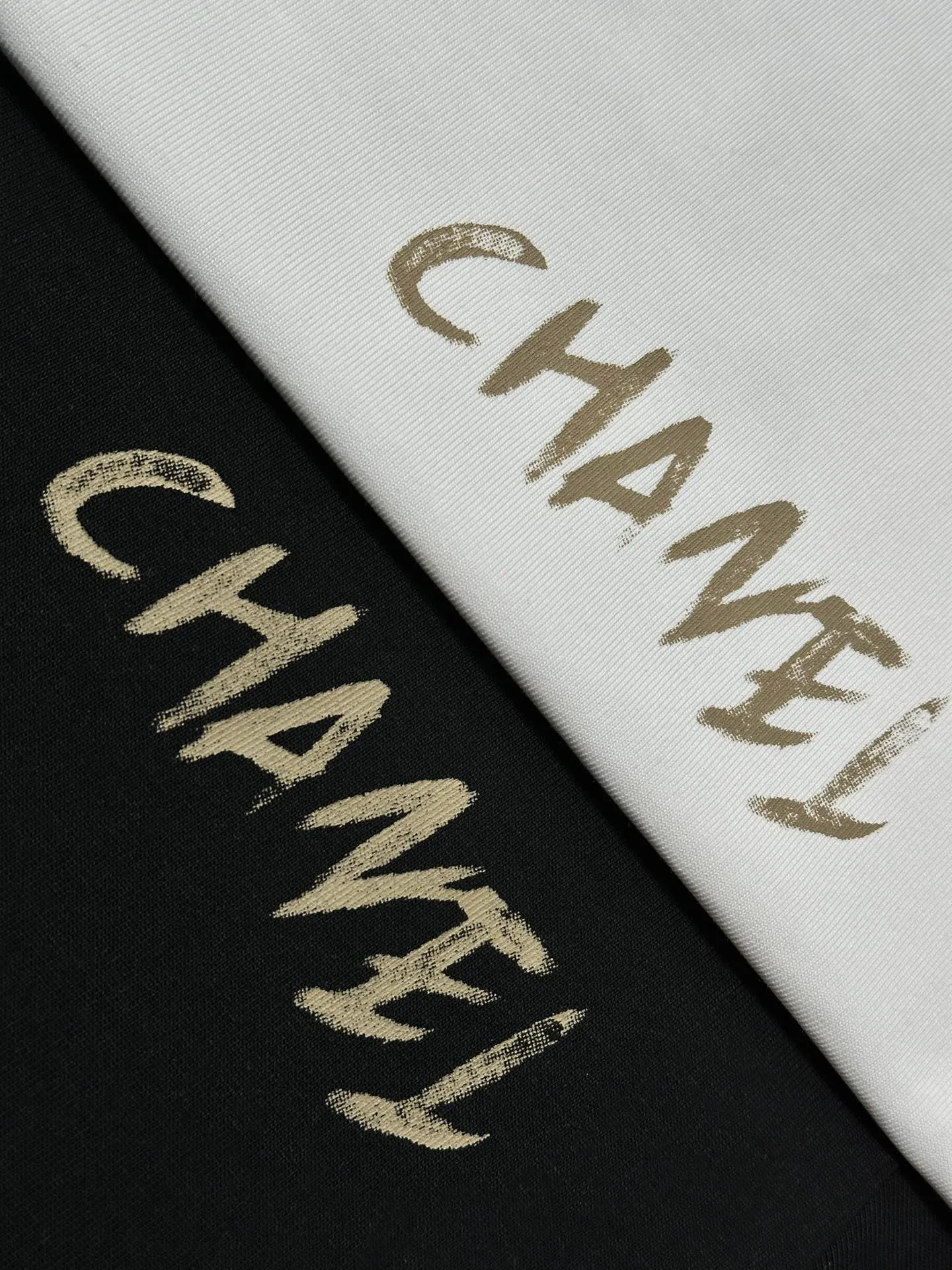 🅿️200 CHANEL LOGO is exquisitely upgraded, inspired by the retro of the 1980s. Original fabric. Official same style. Short-sleeved T-shirt. Customized fabric. Fabric dyed in the same vat. Very comfortable to the touch. Latest brick cabinet synchronization for spring and summer. Fashionable and personalized. Super versatile. Loose fit is very suitable for both men and women. A must-have for everyone. Hang tag. Collar label. Washed wheat. Complete with three labels. Color: black white.