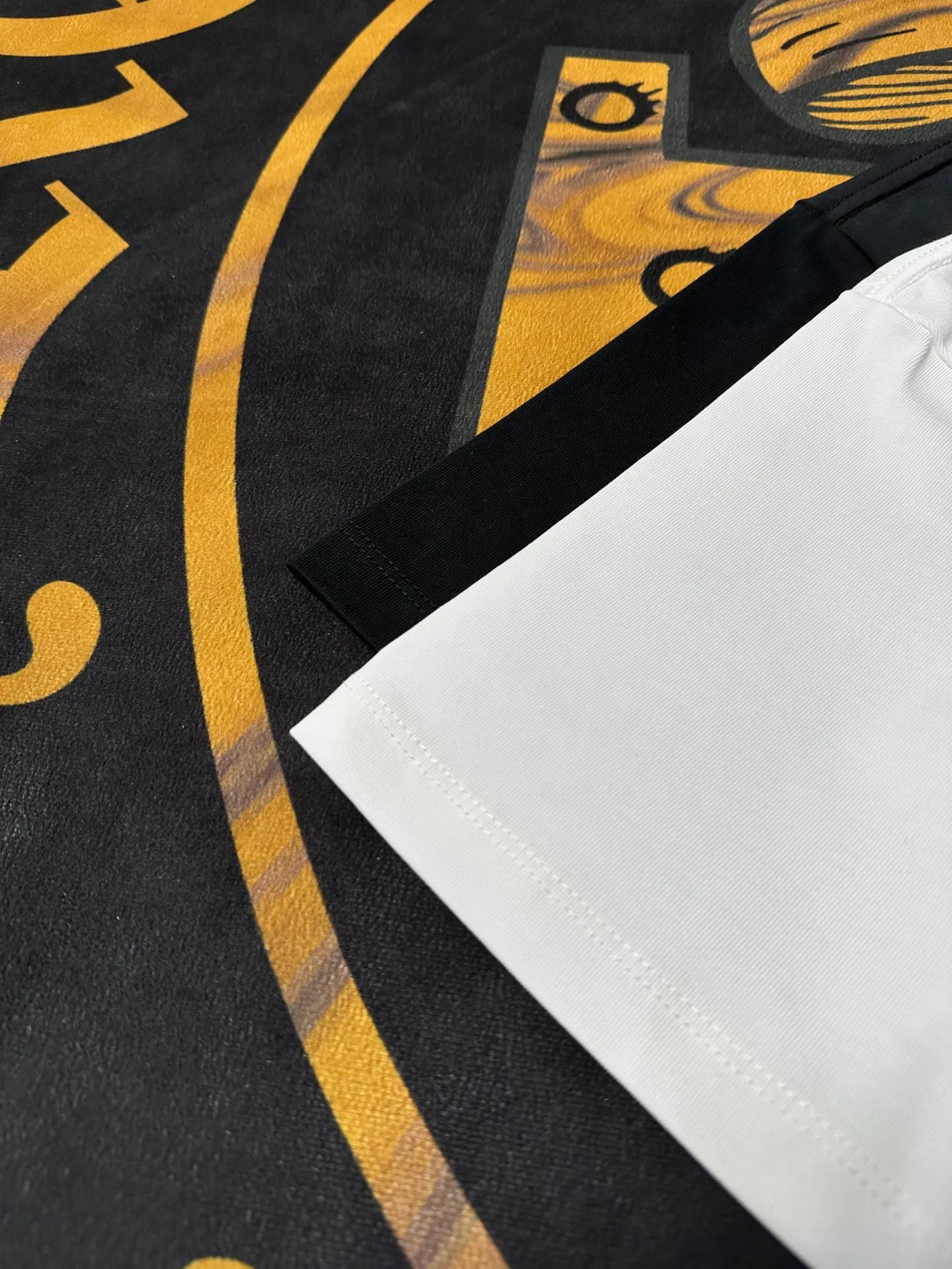 🅿️200 CHANEL LOGO is exquisitely upgraded, inspired by the retro of the 1980s. Original fabric. Official same style. Short-sleeved T-shirt. Customized fabric. Fabric dyed in the same vat. Very comfortable to the touch. Latest brick cabinet synchronization for spring and summer. Fashionable and personalized. Super versatile. Loose fit is very suitable for both men and women. A must-have for everyone. Hang tag. Collar label. Washed wheat. Complete with three labels. Color: black white.