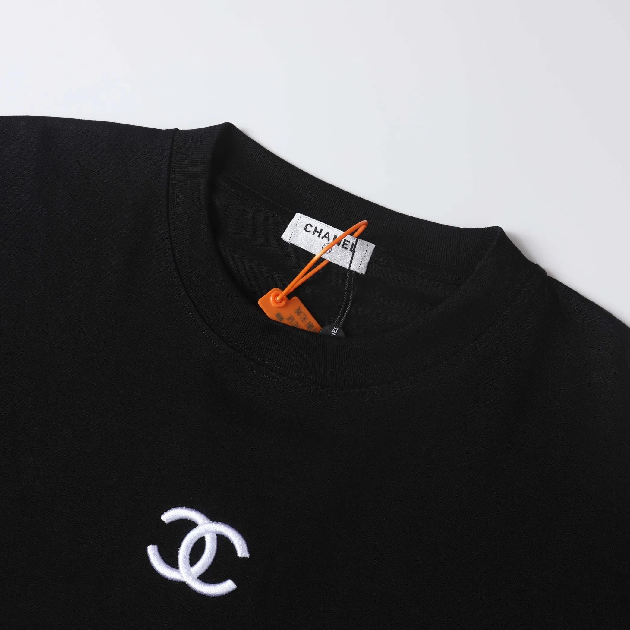 🅿️190 CHANEL Chanel towel embroidered short sleeves. High-end Lg embroidery on the front. English letters are embroidered with high-quality toothbrushes to present a neat and general appearance. The fabric is custom dyed. Comfortable and soft. Complete with three labels, full of practicality and high-end. Same style for men and women. It is a practical item that is necessary for daily wear. Color Black White Size: S M L XL (Style No. E503)