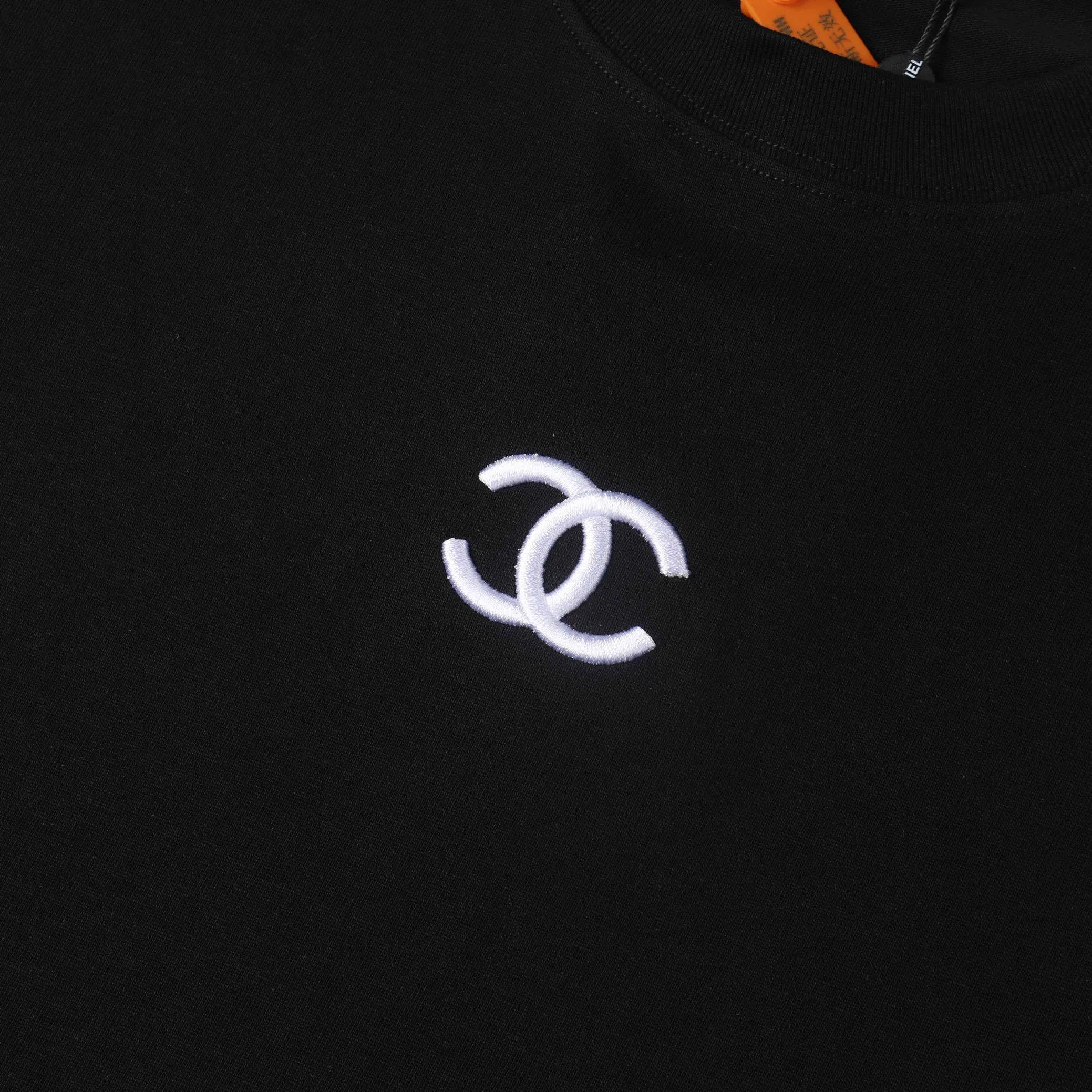 🅿️190 CHANEL Chanel towel embroidered short sleeves. High-end Lg embroidery on the front. English letters are embroidered with high-quality toothbrushes to present a neat and general appearance. The fabric is custom dyed. Comfortable and soft. Complete with three labels, full of practicality and high-end. Same style for men and women. It is a practical item that is necessary for daily wear. Color Black White Size: S M L XL (Style No. E503)