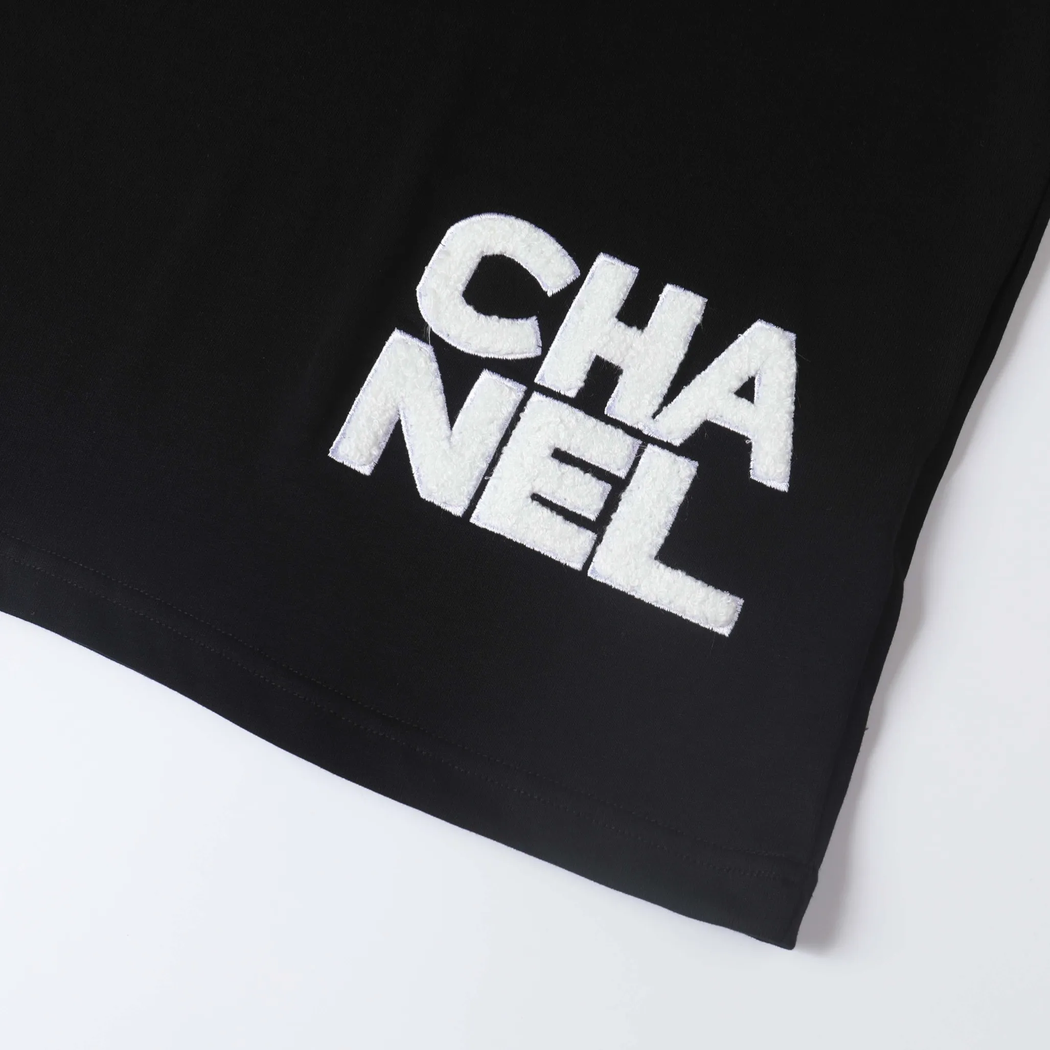 🅿️190 CHANEL Chanel towel embroidered short sleeves. High-end Lg embroidery on the front. English letters are embroidered with high-quality toothbrushes to present a neat and general appearance. The fabric is custom dyed. Comfortable and soft. Complete with three labels, full of practicality and high-end. Same style for men and women. It is a practical item that is necessary for daily wear. Color Black White Size: S M L XL (Style No. E503)