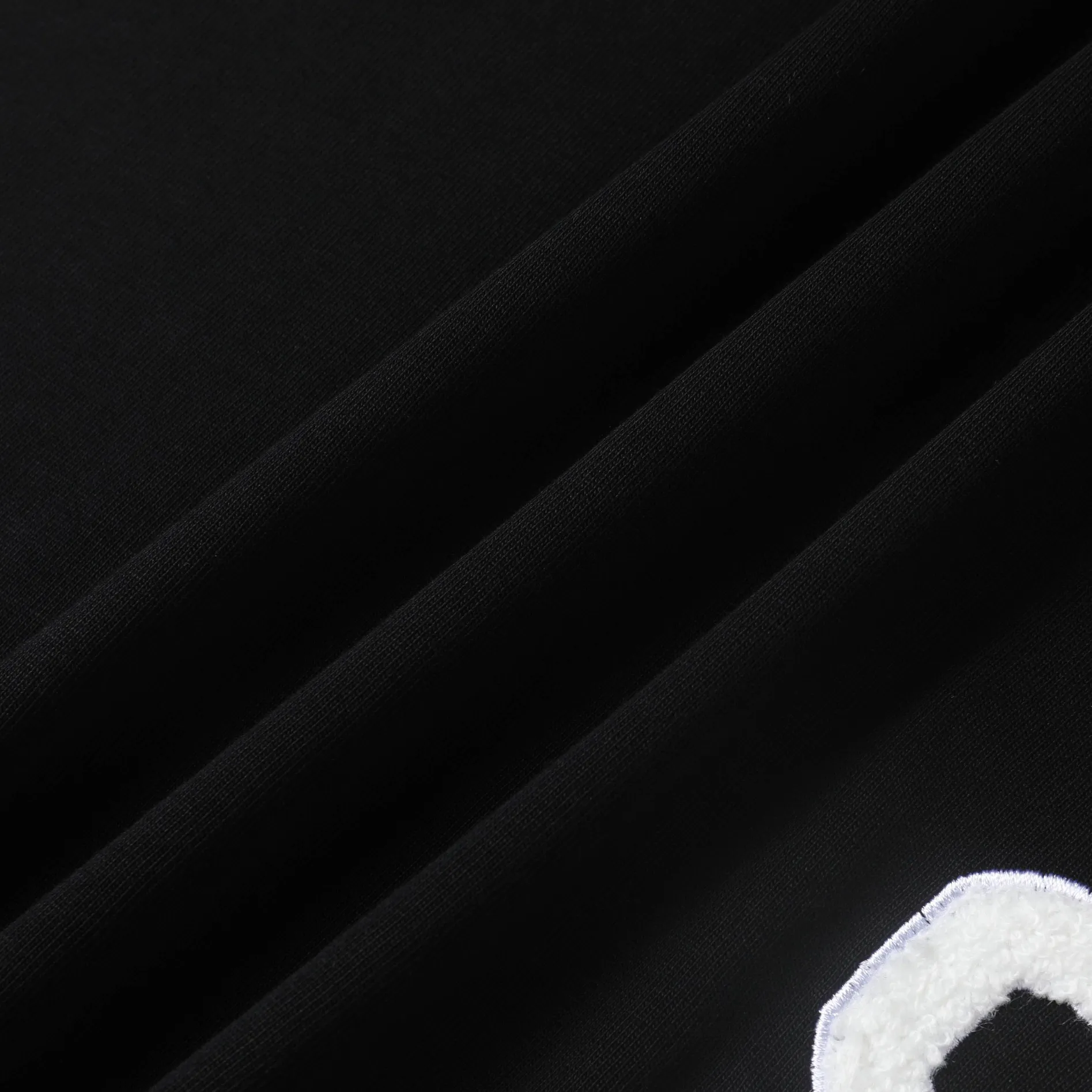 🅿️190 CHANEL Chanel towel embroidered short sleeves. High-end Lg embroidery on the front. English letters are embroidered with high-quality toothbrushes to present a neat and general appearance. The fabric is custom dyed. Comfortable and soft. Complete with three labels, full of practicality and high-end. Same style for men and women. It is a practical item that is necessary for daily wear. Color Black White Size: S M L XL (Style No. E503)