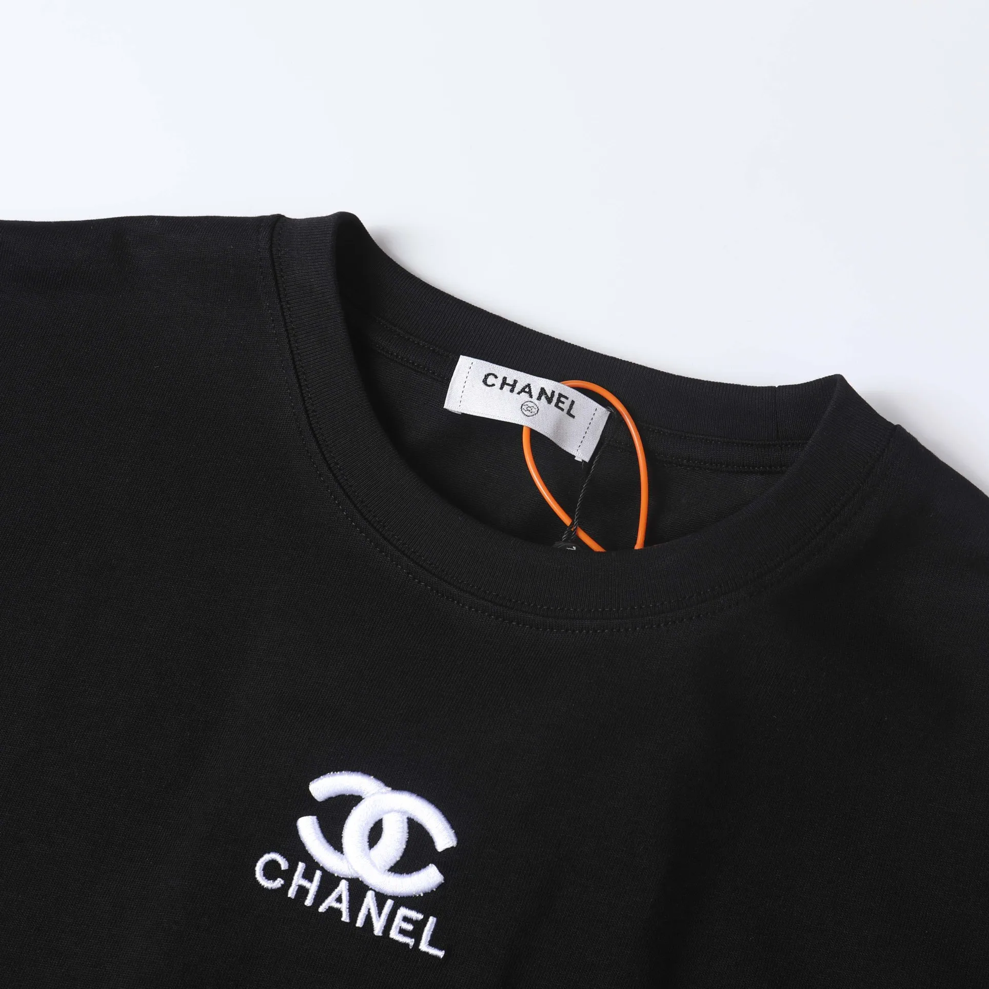🅿️180 CHANEL Chanel 2024ssLg embroidered short sleeves. High-end Lg embroidery on the front. Presenting a neat and general appearance. The fabric is custom dyed. Comfortable and soft. Full of practicality and high-end feel. Same style for men and women. It is also a practical item that is necessary for daily use. Color Black White Size: S M L XL (Style No. E502)