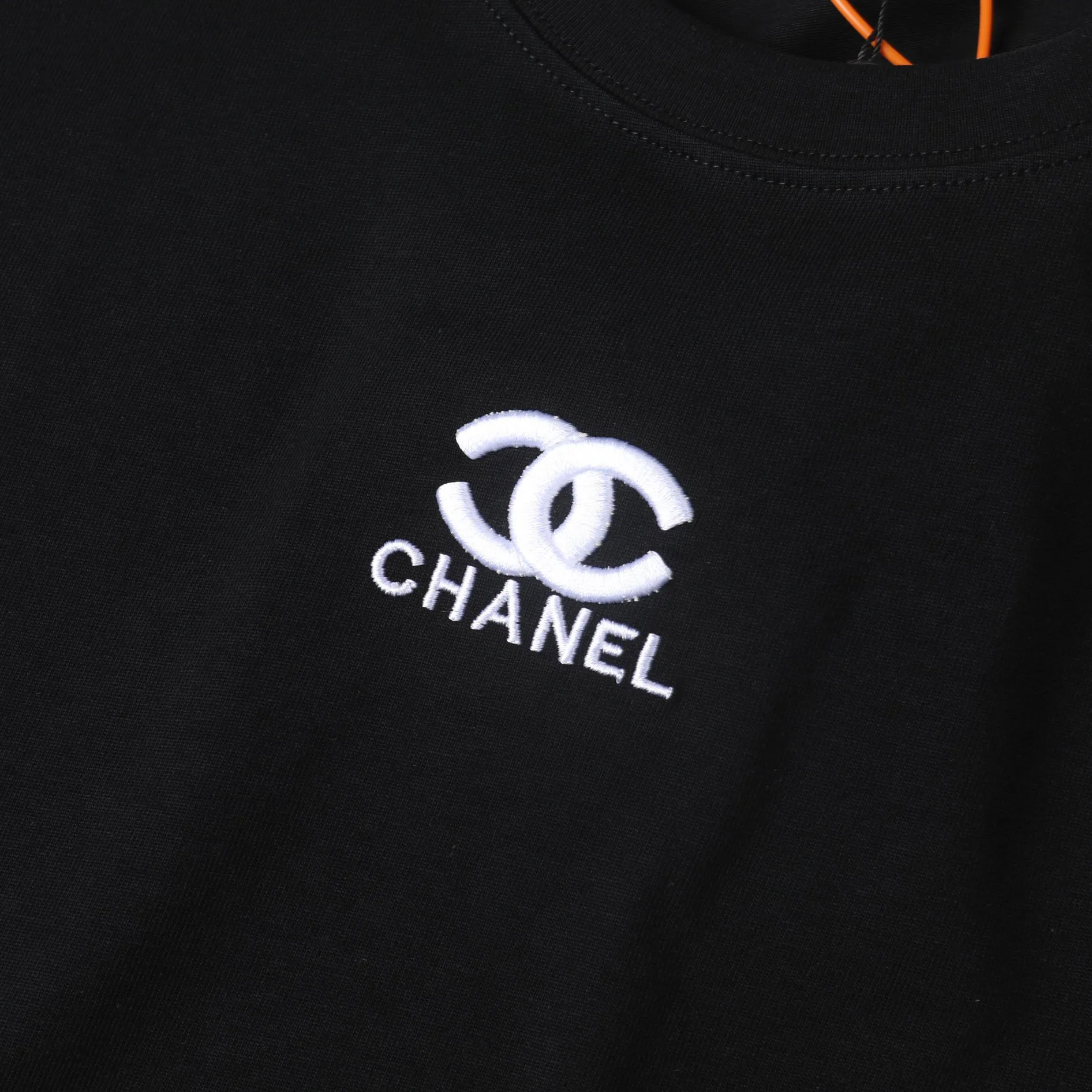 🅿️180 CHANEL Chanel 2024ssLg embroidered short sleeves. High-end Lg embroidery on the front. Presenting a neat and general appearance. The fabric is custom dyed. Comfortable and soft. Full of practicality and high-end feel. Same style for men and women. It is also a practical item that is necessary for daily use. Color Black White Size: S M L XL (Style No. E502)
