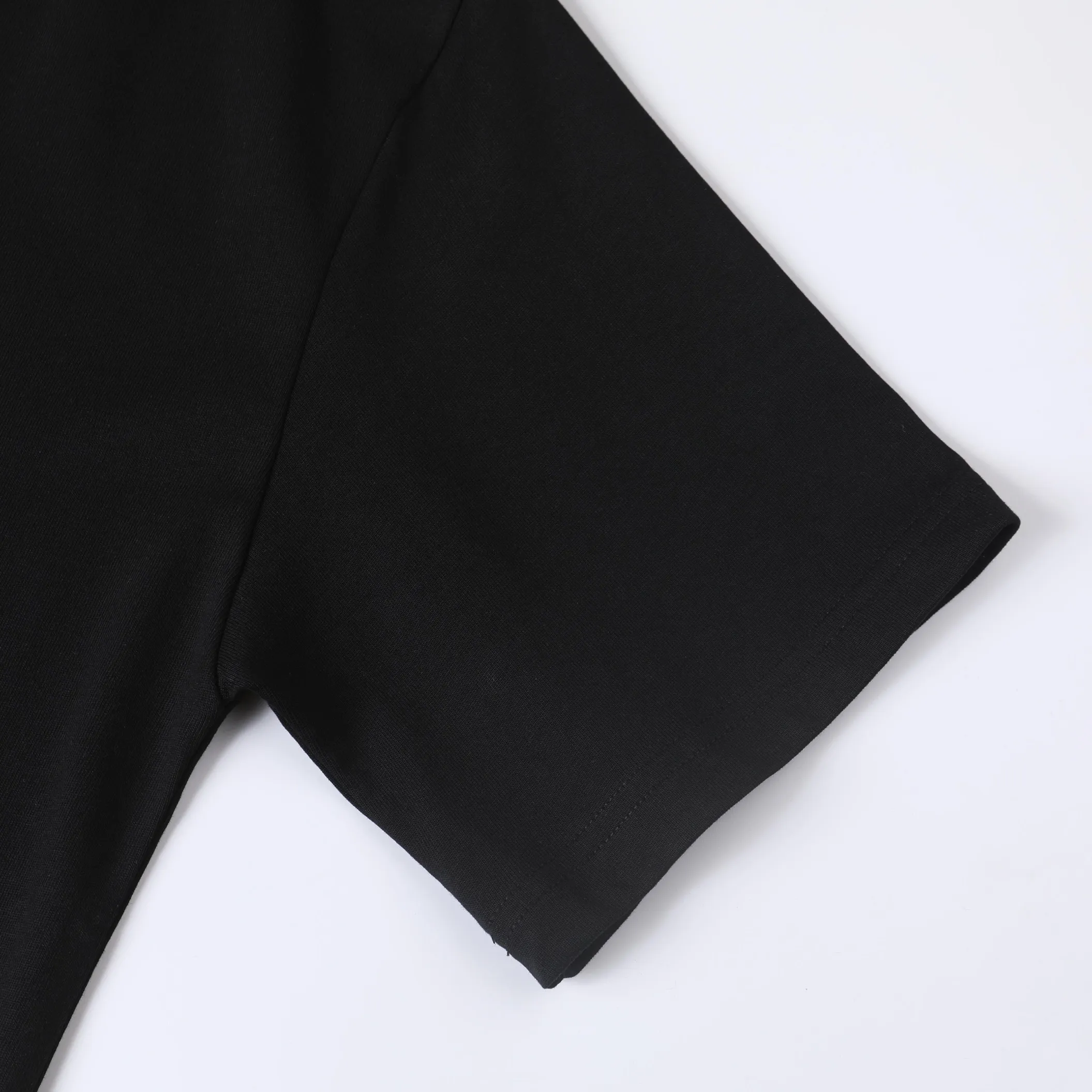 🅿️180 CHANEL Chanel 2024ssLg embroidered short sleeves. High-end Lg embroidery on the front. Presenting a neat and general appearance. The fabric is custom dyed. Comfortable and soft. Full of practicality and high-end feel. Same style for men and women. It is also a practical item that is necessary for daily use. Color Black White Size: S M L XL (Style No. E502)