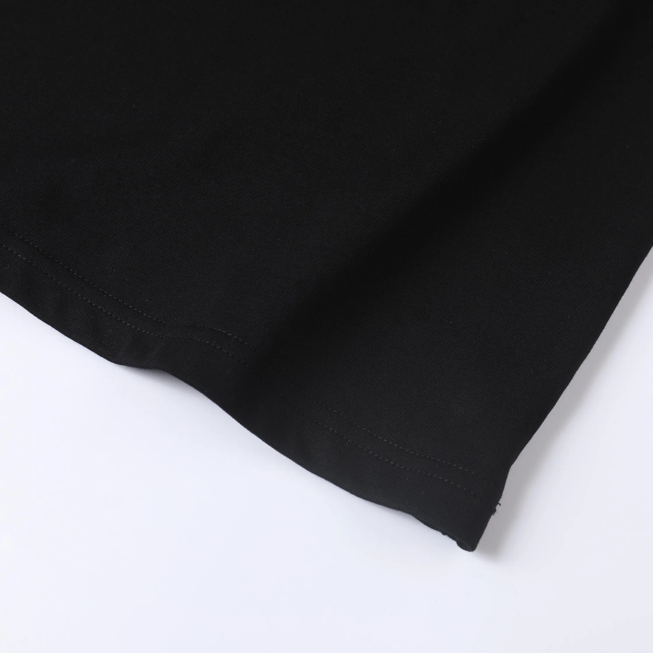 🅿️180 CHANEL Chanel 2024ssLg embroidered short sleeves. High-end Lg embroidery on the front. Presenting a neat and general appearance. The fabric is custom dyed. Comfortable and soft. Full of practicality and high-end feel. Same style for men and women. It is also a practical item that is necessary for daily use. Color Black White Size: S M L XL (Style No. E502)