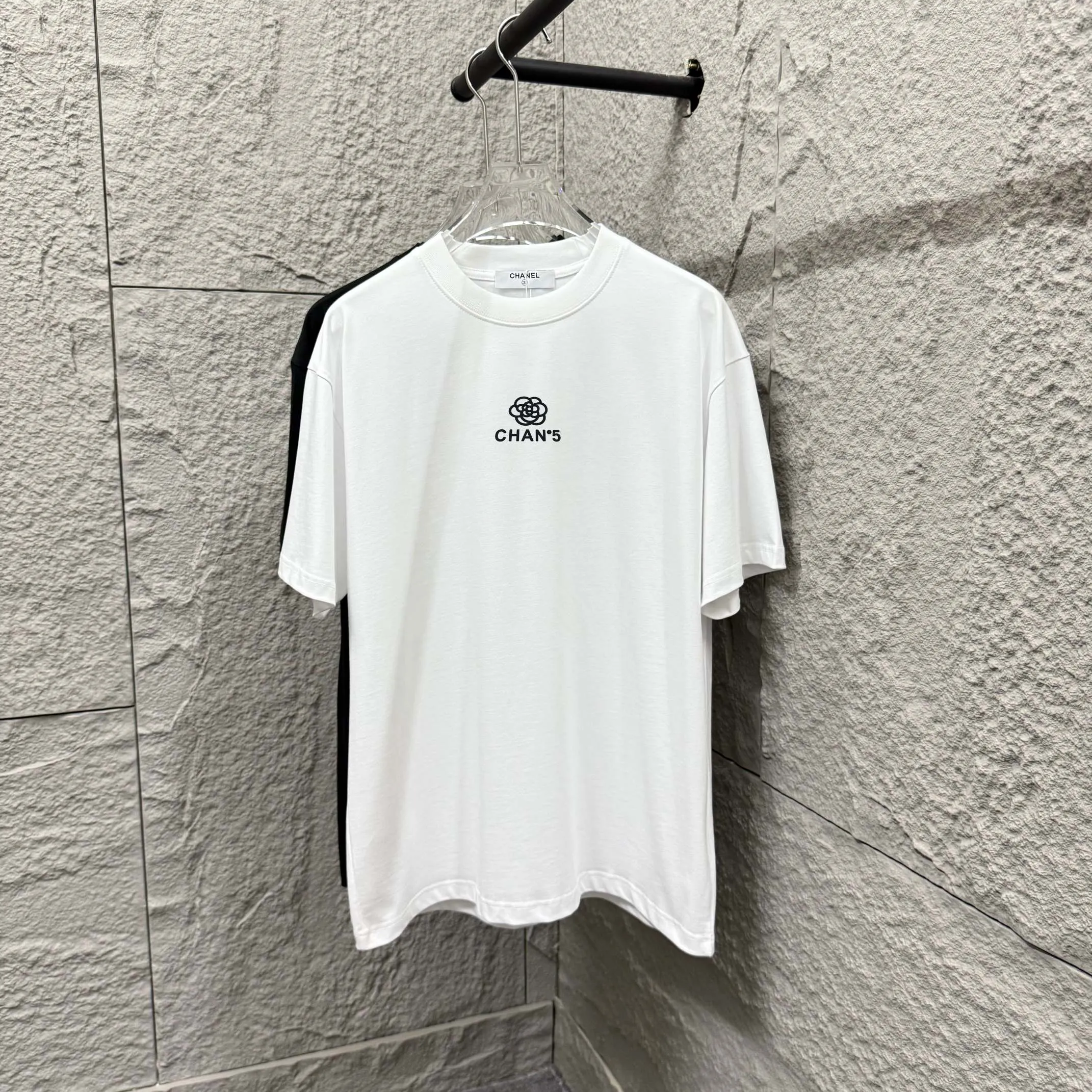 🅿️180 CHANE*Chanel*No. 5 2025 spring and summer new style Classic letter totem Thick plate three-dimensional silicone technology Customized double yarn plain cotton fabric Short-sleeved T-shirt Unisex Color: Black White Size: S (90-130 catties) M (120-150 catties) L (140-165 catties) XL (160-180 catties) XXL (180-210 pounds)