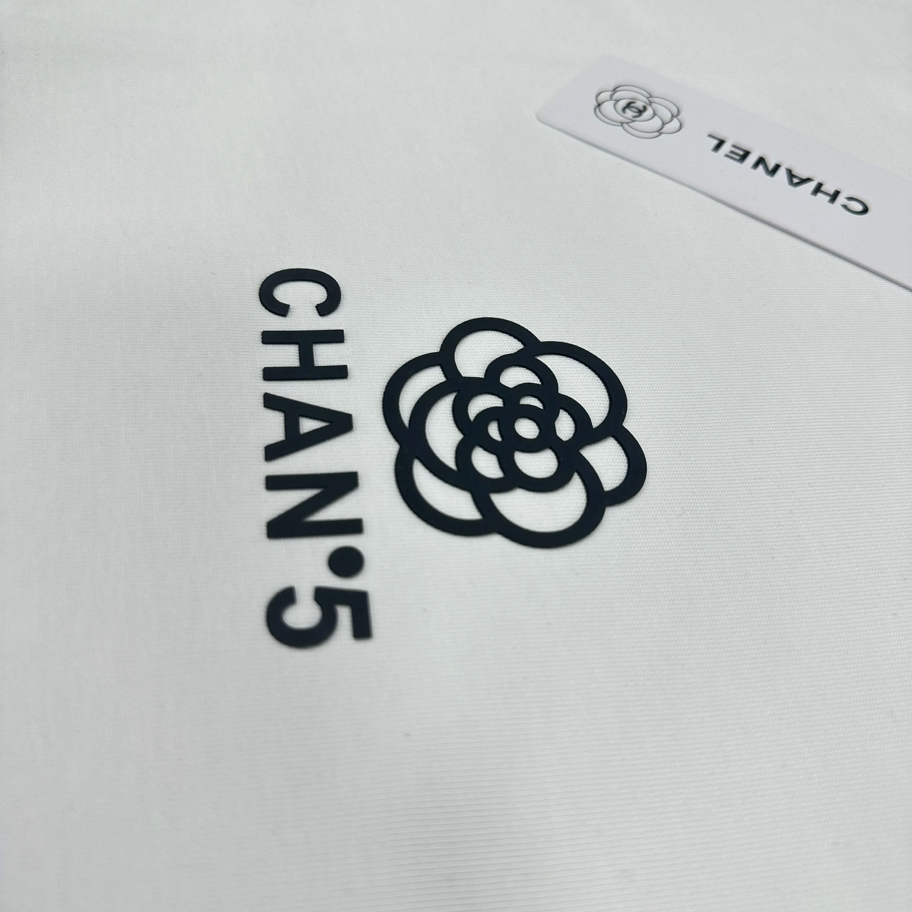 🅿️180 CHANE*Chanel*No. 5 2025 spring and summer new style Classic letter totem Thick plate three-dimensional silicone technology Customized double yarn plain cotton fabric Short-sleeved T-shirt Unisex Color: Black White Size: S (90-130 catties) M (120-150 catties) L (140-165 catties) XL (160-180 catties) XXL (180-210 pounds)