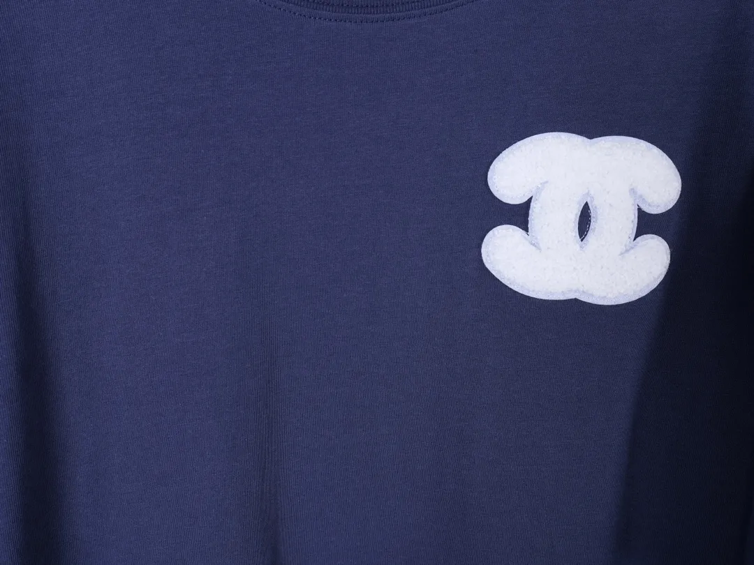 🅿️190 "C11" CHANEL/Chanel Second-hand double C towel embroidered navy blue T-shirt YB develops custom-woven reactive cotton fabric! Towel embroidery technology, using 280g 32S double yarn fabric, has a skin-friendly touch, softness and comfort, and excellent breathability! The fabric is full of high-end feel, and the surface is clean and has a clear grainy feel. The logo is embroidered with the same color towel and has a suede effect. Each letter spacing curve is clearly visible, improving brand recognition.  Size:XS.S.M.L