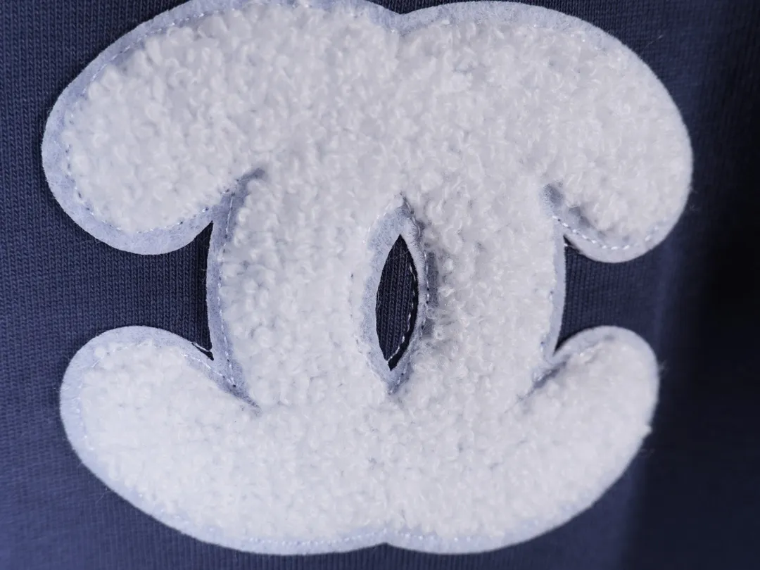 🅿️190 "C11" CHANEL/Chanel Second-hand double C towel embroidered navy blue T-shirt YB develops custom-woven reactive cotton fabric! Towel embroidery technology, using 280g 32S double yarn fabric, has a skin-friendly touch, softness and comfort, and excellent breathability! The fabric is full of high-end feel, and the surface is clean and has a clear grainy feel. The logo is embroidered with the same color towel and has a suede effect. Each letter spacing curve is clearly visible, improving brand recognition.  Size:XS.S.M.L